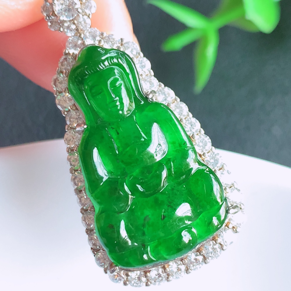 冰润精雕满绿观音吊坠，法相端庄大气，工艺精湛，种色浓郁，细腻饱满冰润，种老水足，收藏佳品，佩戴大气 