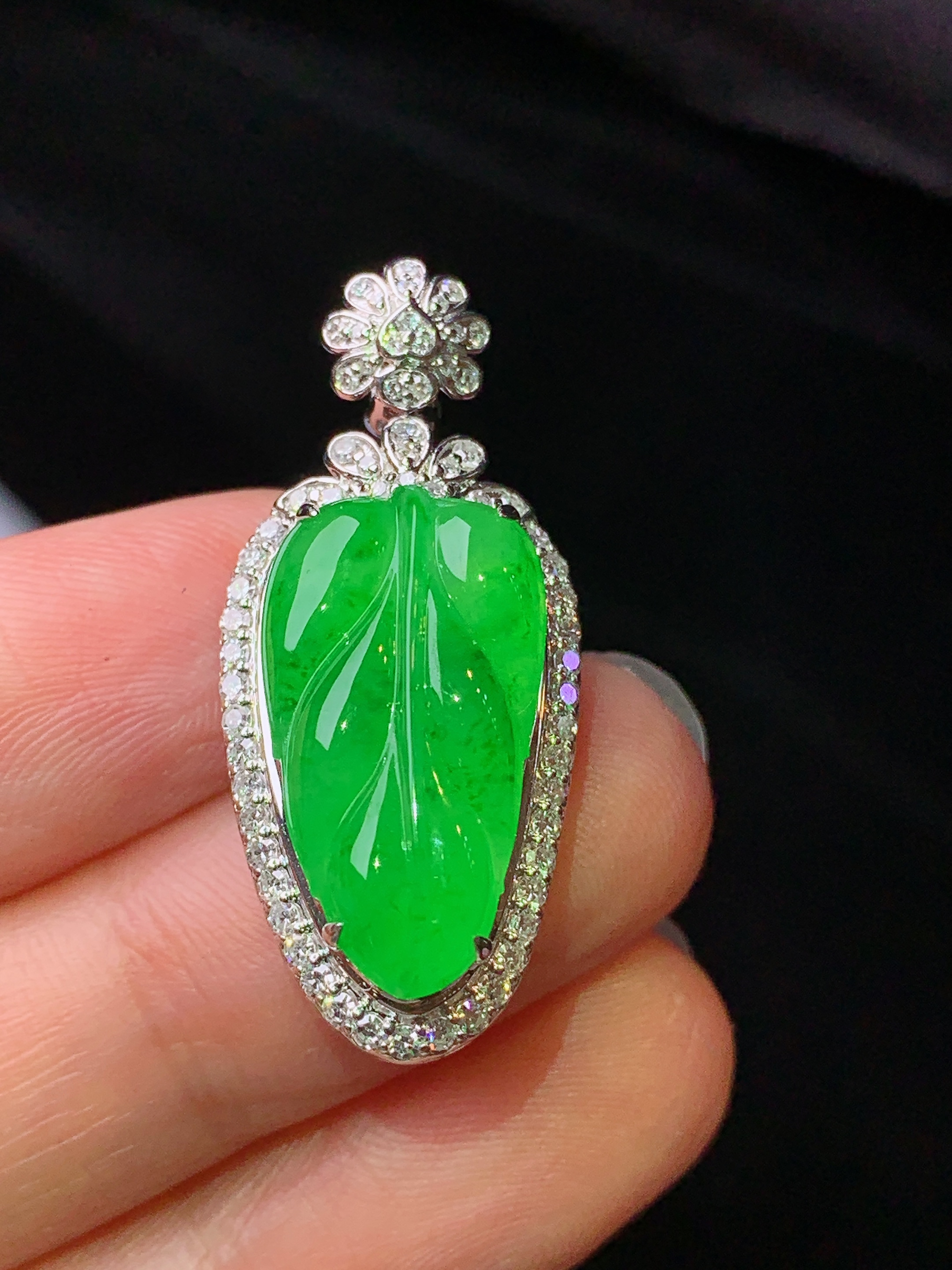 18k金钻镶嵌翠绿树叶吊坠 玉质细腻 色泽艳丽清新 水润亮眼 整体尺寸32.3*14.2*9h1