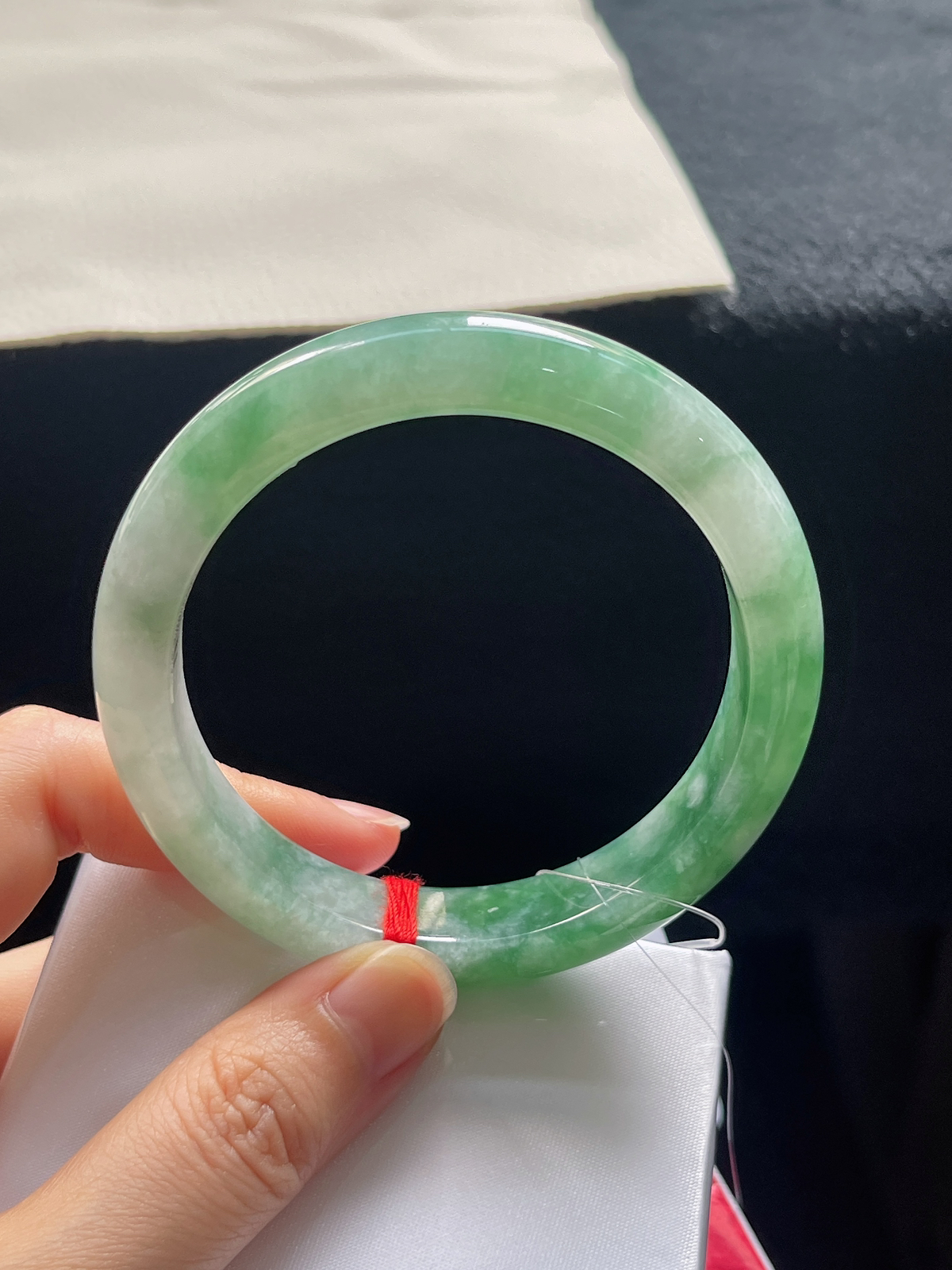 正圈56.7圈口，翡翠糯化种飘绿手镯