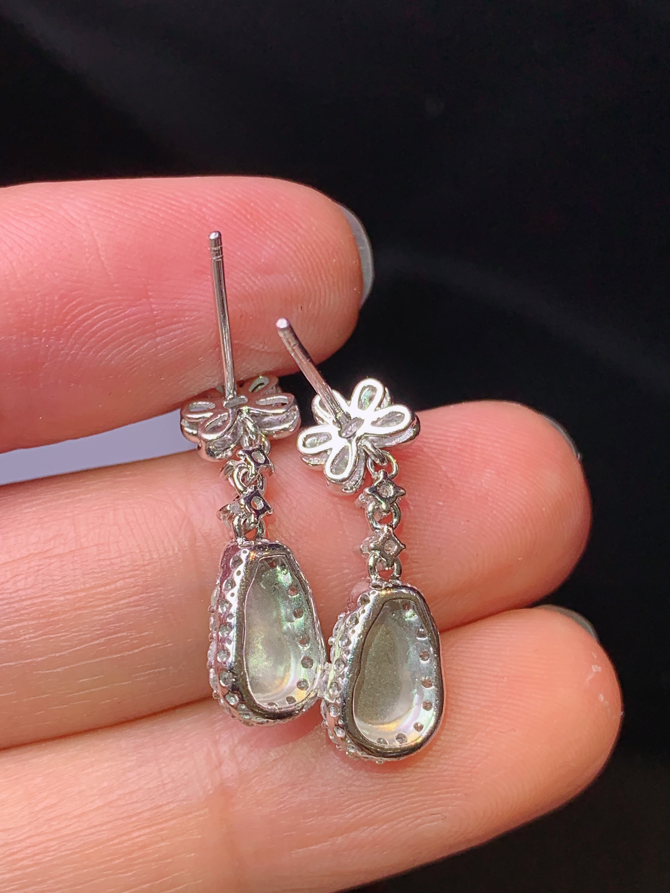 18k金钻镶嵌翠绿葫芦耳坠 玉质细腻 色泽艳丽清新 水润亮眼 整体尺寸21.8*7.3*4.7h1