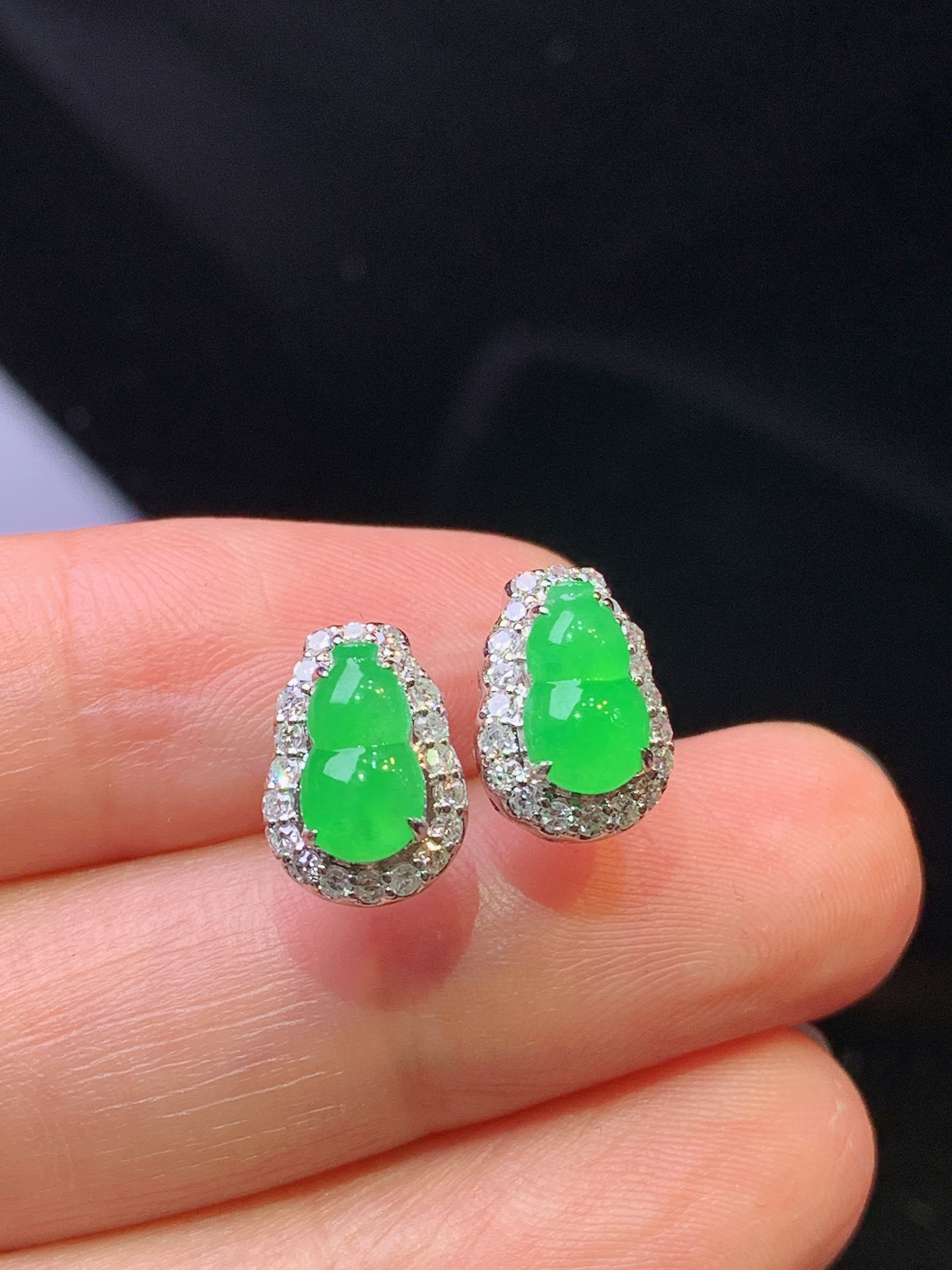 18k金钻镶嵌翠绿葫芦耳钉 玉质细腻 色泽艳丽清新 水润亮眼 整体尺寸11*7.8*6.2h1