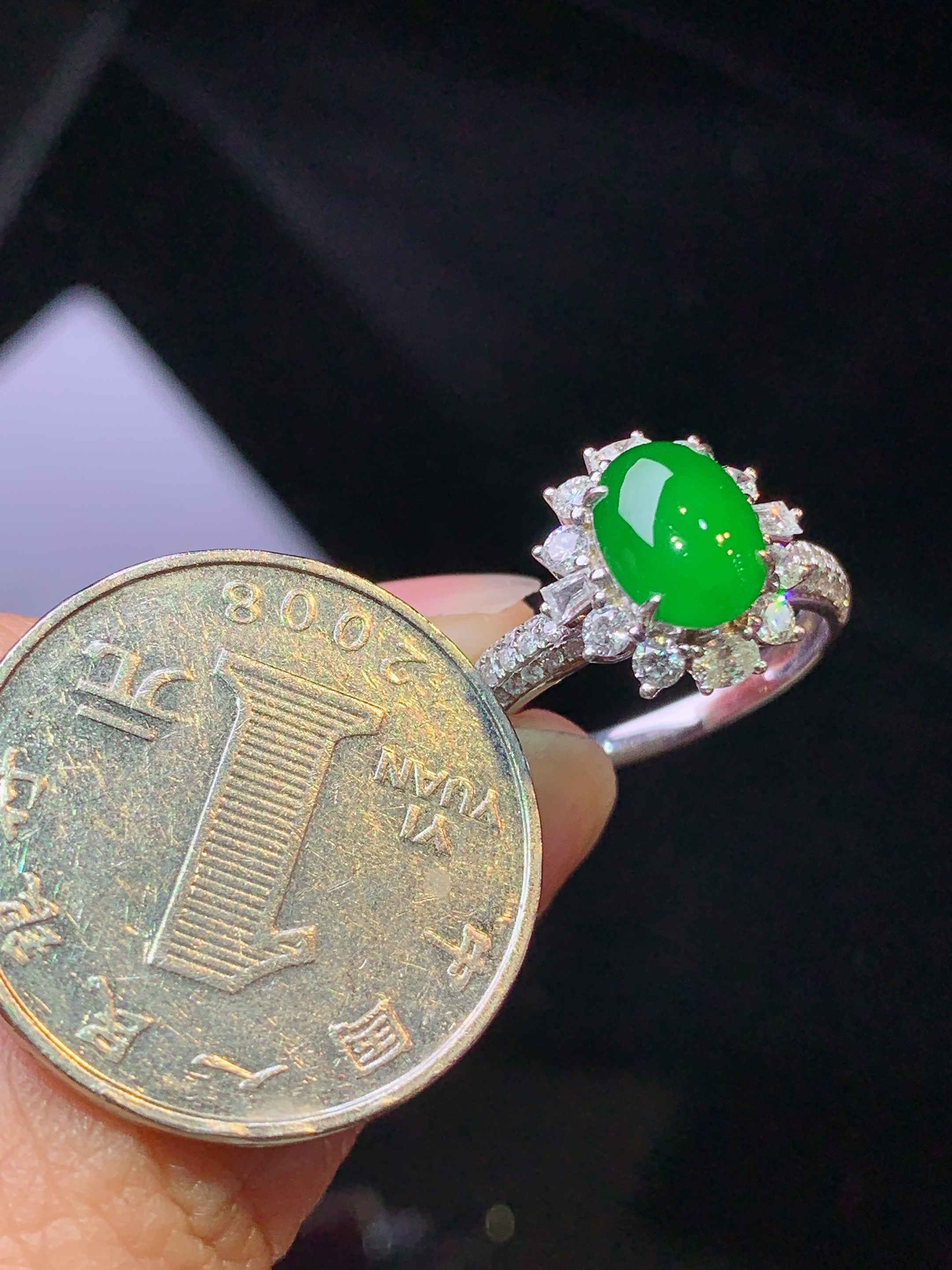 18k金钻镶嵌满绿蛋面戒指玉质细腻 色泽艳丽清新 水润亮眼 圈口14.5 整体尺寸12.7*12*8.5h1