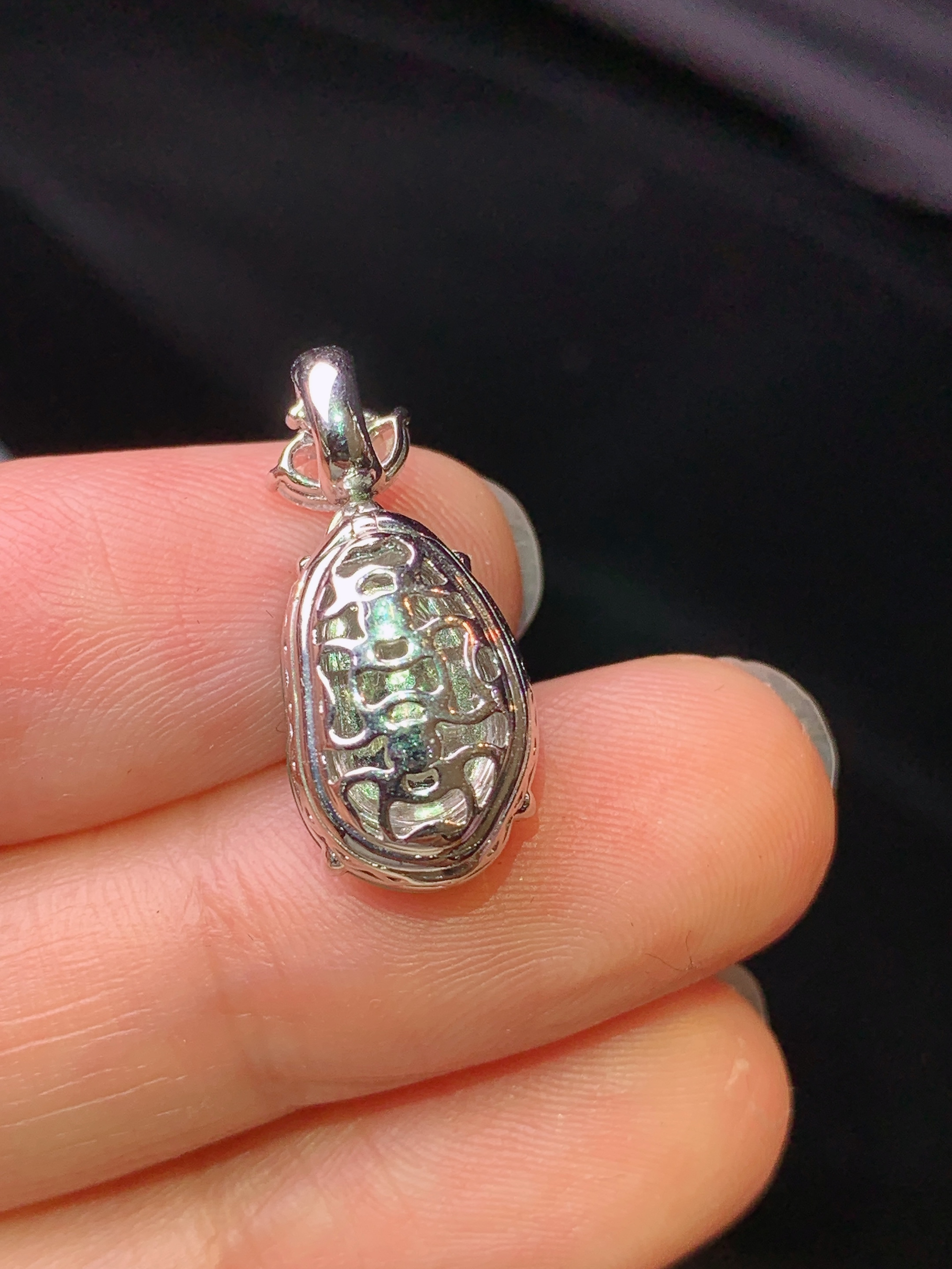 18k金钻镶嵌翠绿四季豆吊坠 玉质细腻 色泽艳丽清新 水润亮眼 整体尺寸20.2*9.2*8.2L3