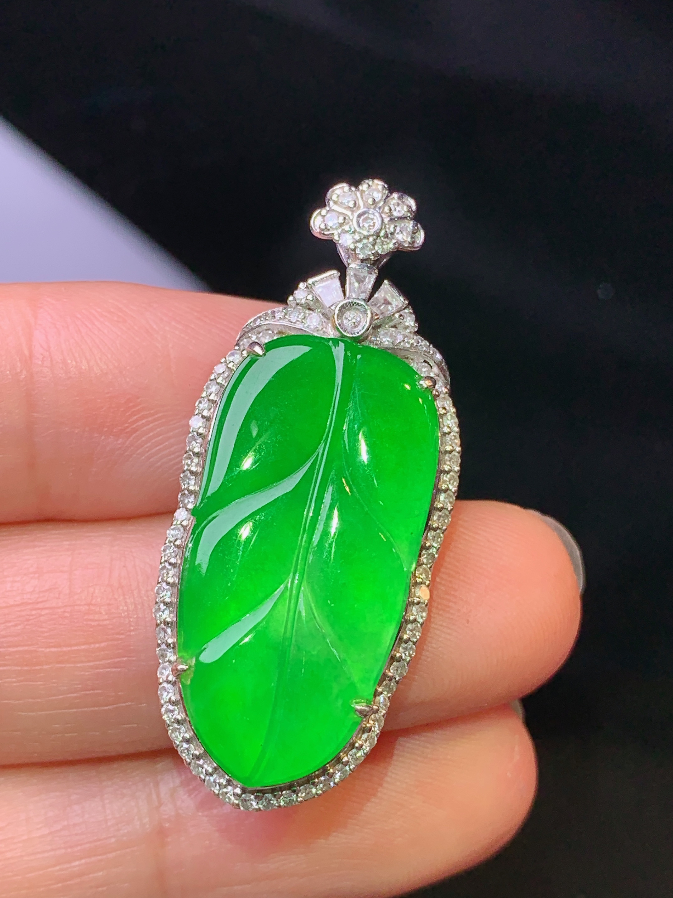 18k金钻镶嵌翠绿树叶吊坠 玉质细腻 色泽艳丽清新 水润亮眼 整体尺寸36.5*15.7*6.8b2