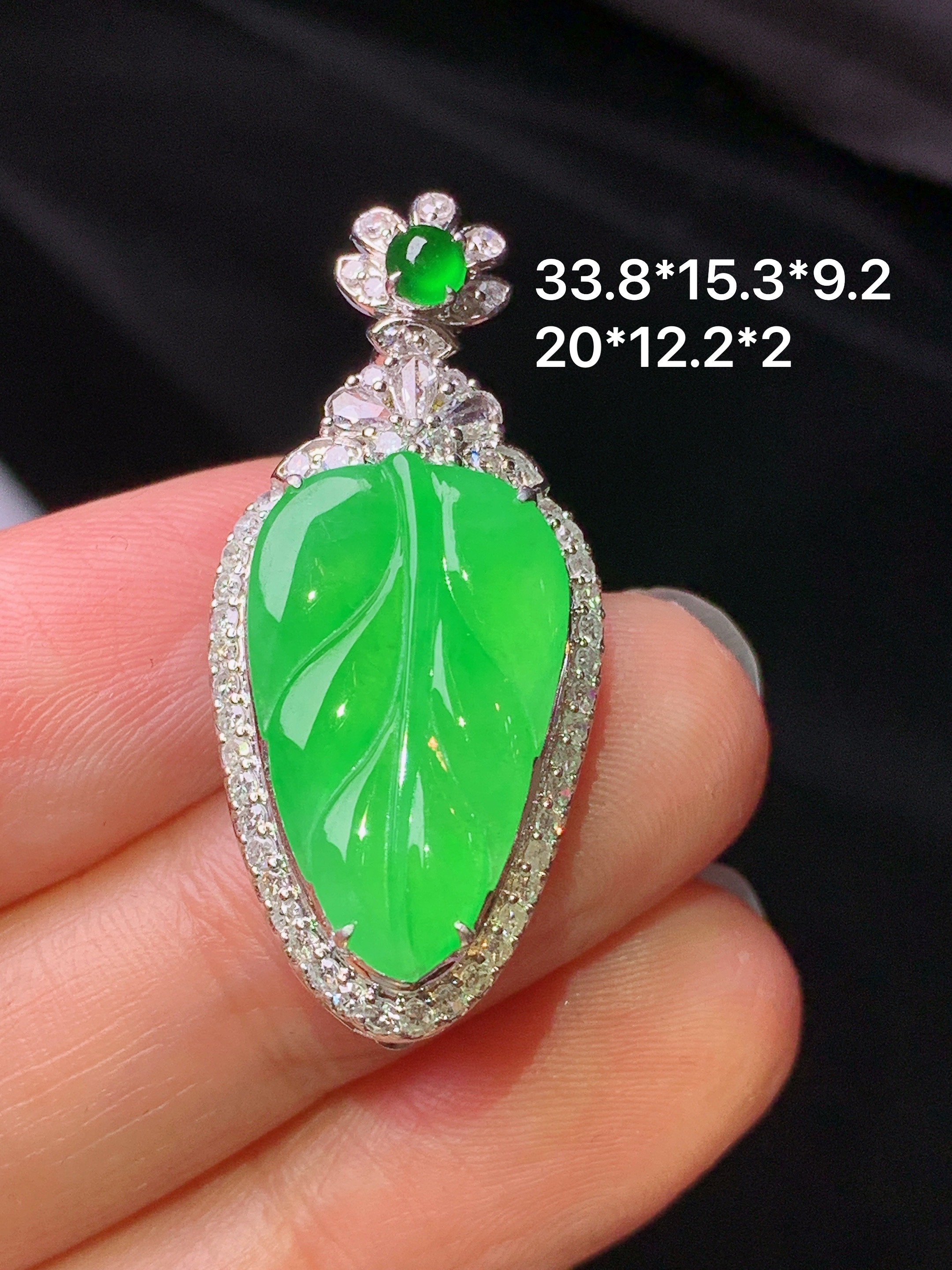 18k金钻镶嵌翠绿树叶吊坠 玉质细腻 色泽艳丽清新 水润亮眼 整体尺寸33.8*15.3*9.2h1