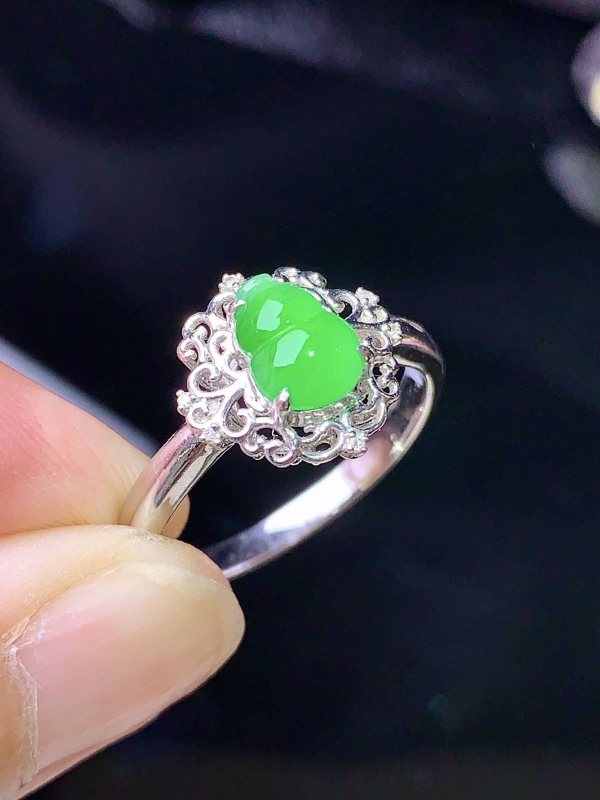 18k金钻镶嵌翠绿葫芦戒指 玉质细腻 色泽艳丽清新 圈口15 整体尺寸11.5*11.8*6.5 J