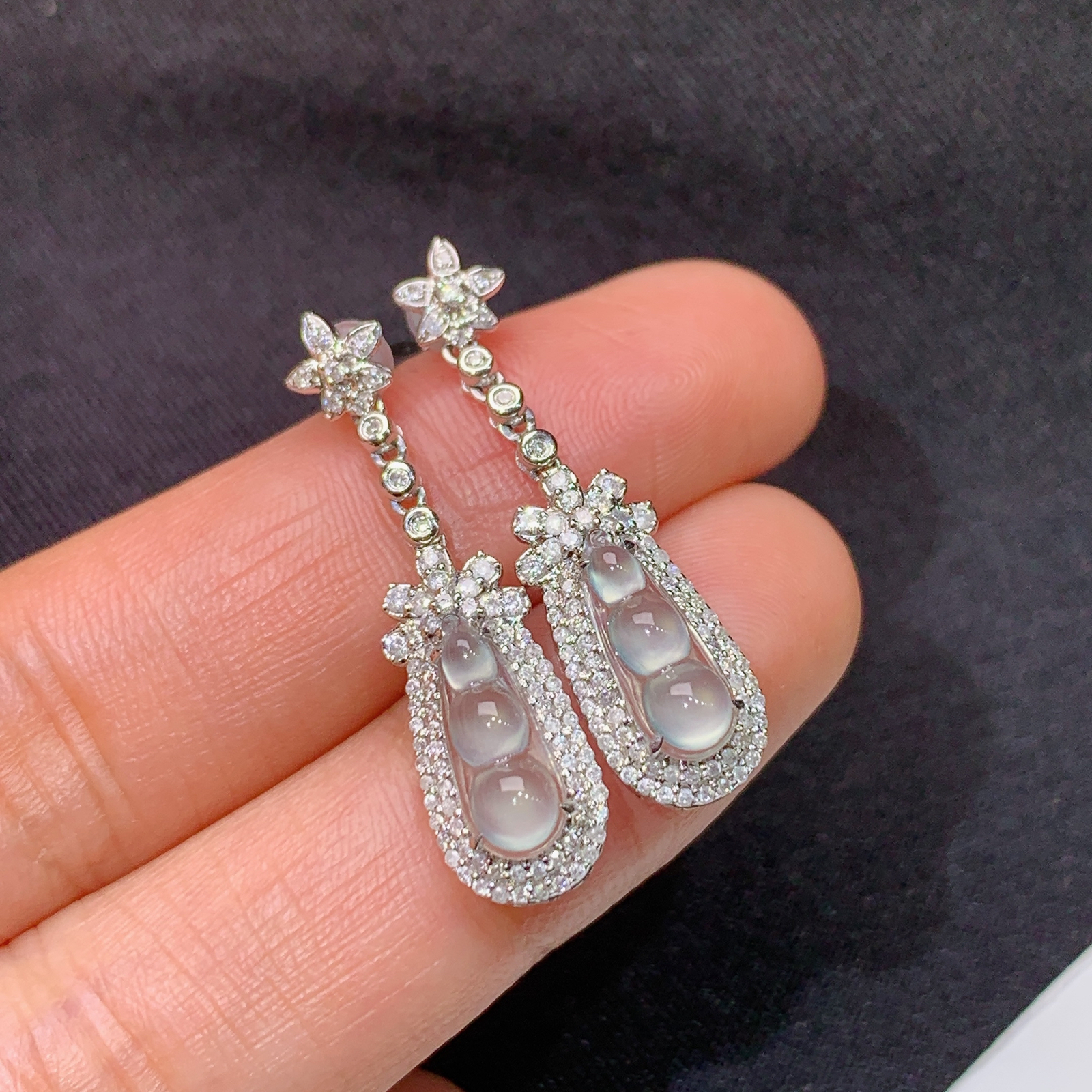 冰种福豆耳坠，18k金镶嵌，款式新颖，冰润细腻，种水足，Aq 尺寸11.1*3.6*2