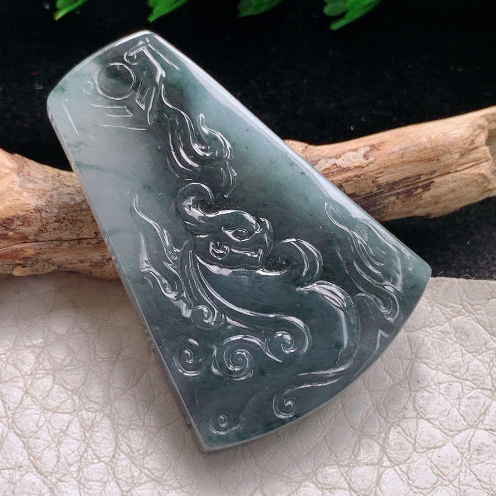 lz实拍41.3*28.8*6特色双彩缅甸天然翡翠a货精雕龙行天下 龙牌玉吊坠 玉挂件