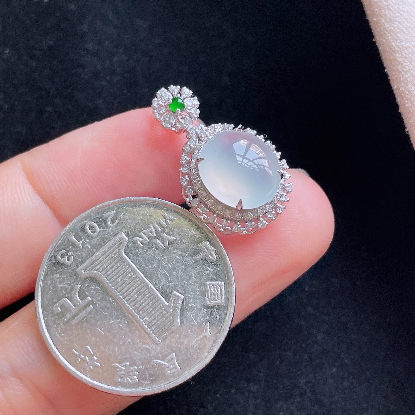 18K 冰种·蛋面吊坠

整22.8-13.8-9.2
裸10.5-9.7-3.5