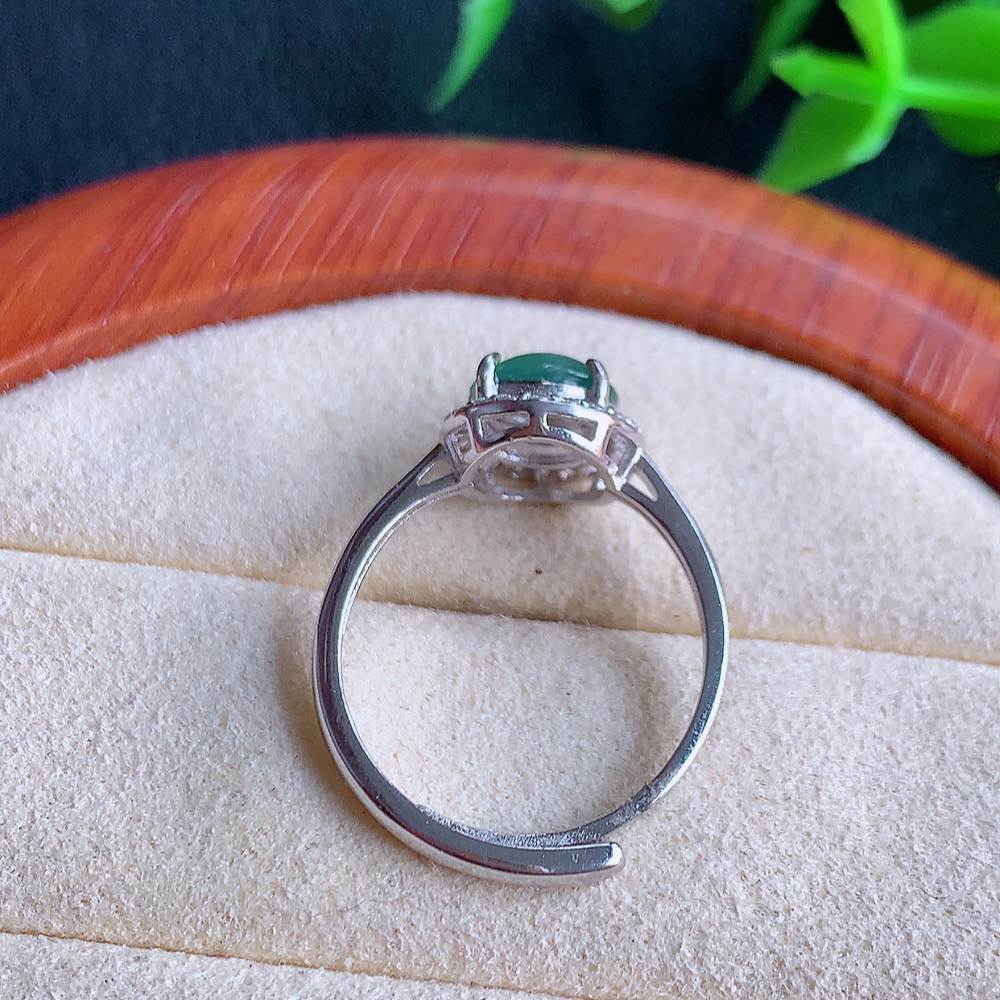 冰晴水翡翠戒指  玉质细腻  冰清玉润  飘花灵动  颜色漂亮  W481.18   内径尺寸：16.5-9.6-5.6mm  裸石尺寸：7mm