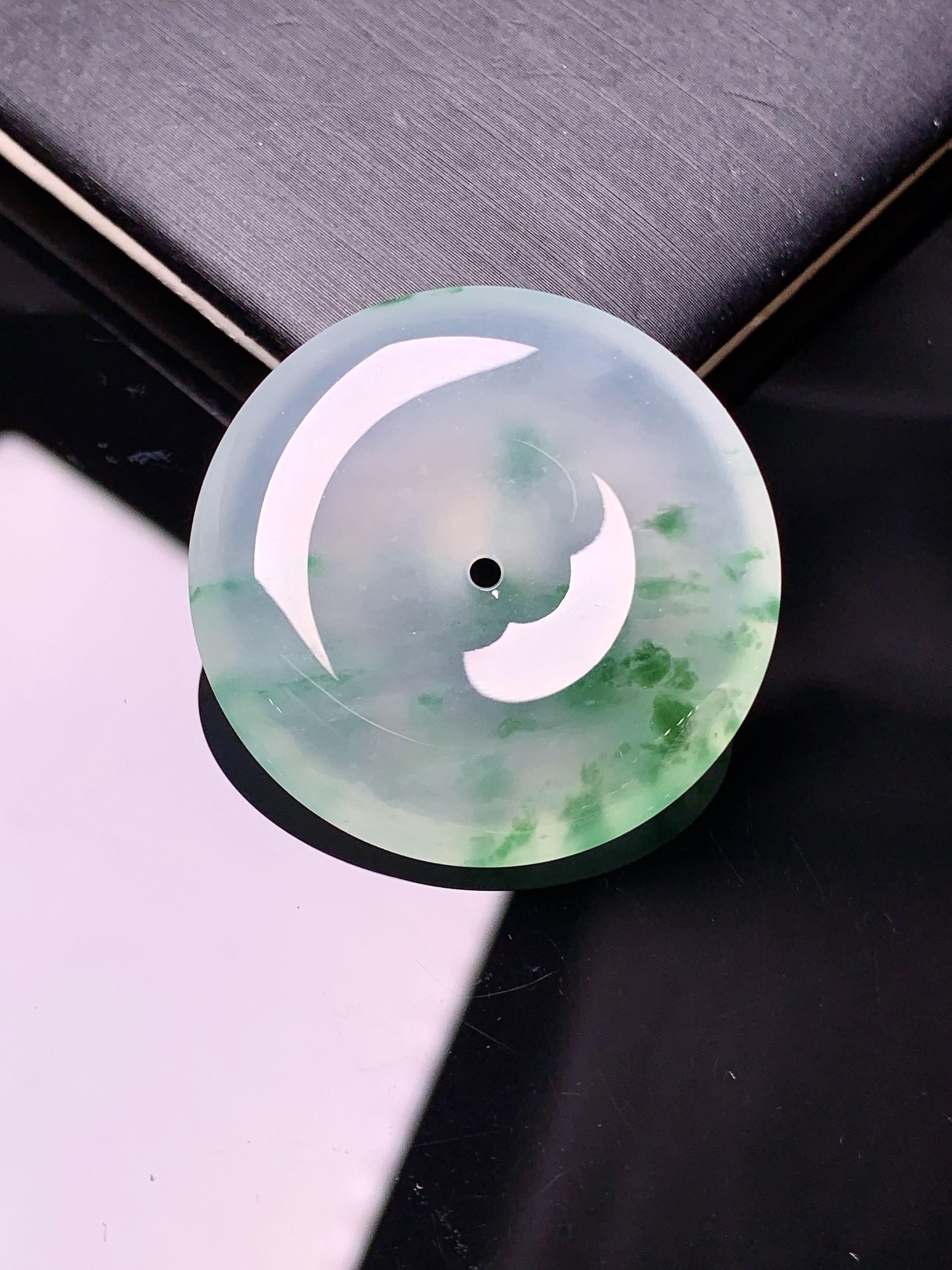 冰种飘绿平安扣吊坠 玉质细腻 色泽艳丽清新 水润亮眼 整体尺寸30.8*6.3x1