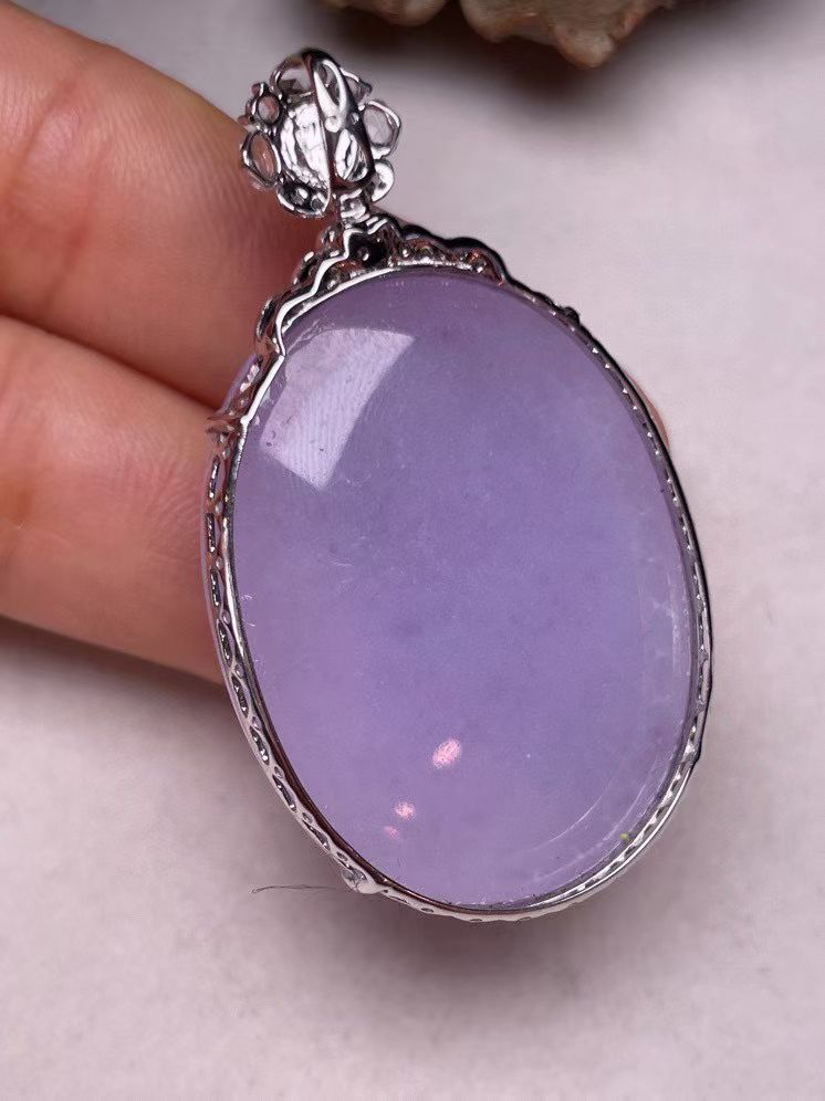 冰糯种紫罗兰鸽子蛋吊坠、真金真钻镶嵌，种水好，玉质细腻 .裸石尺寸26.2