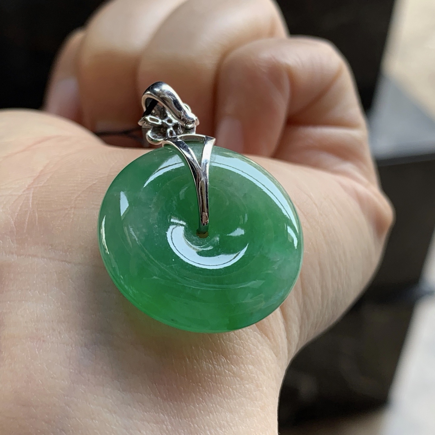 金钻镶嵌绿色平安扣^_^鲜艳 玉质温润