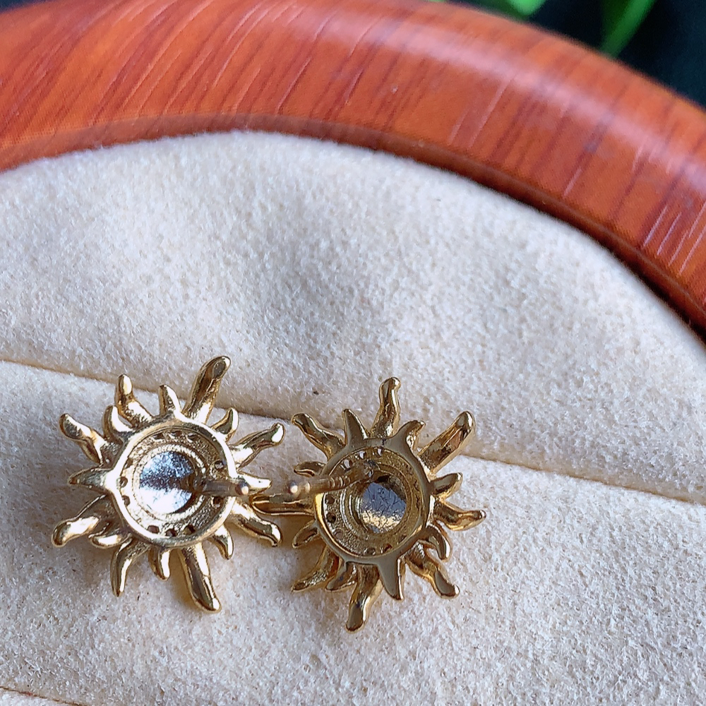 冰润满绿翡翠925银镶嵌耳钉，自然光实拍，翠色灵动，颜色漂亮，种老水足，品相佳，佩戴佳品！W481.18  取一整体尺寸：14-3.8mm  裸石尺寸：4.8mm