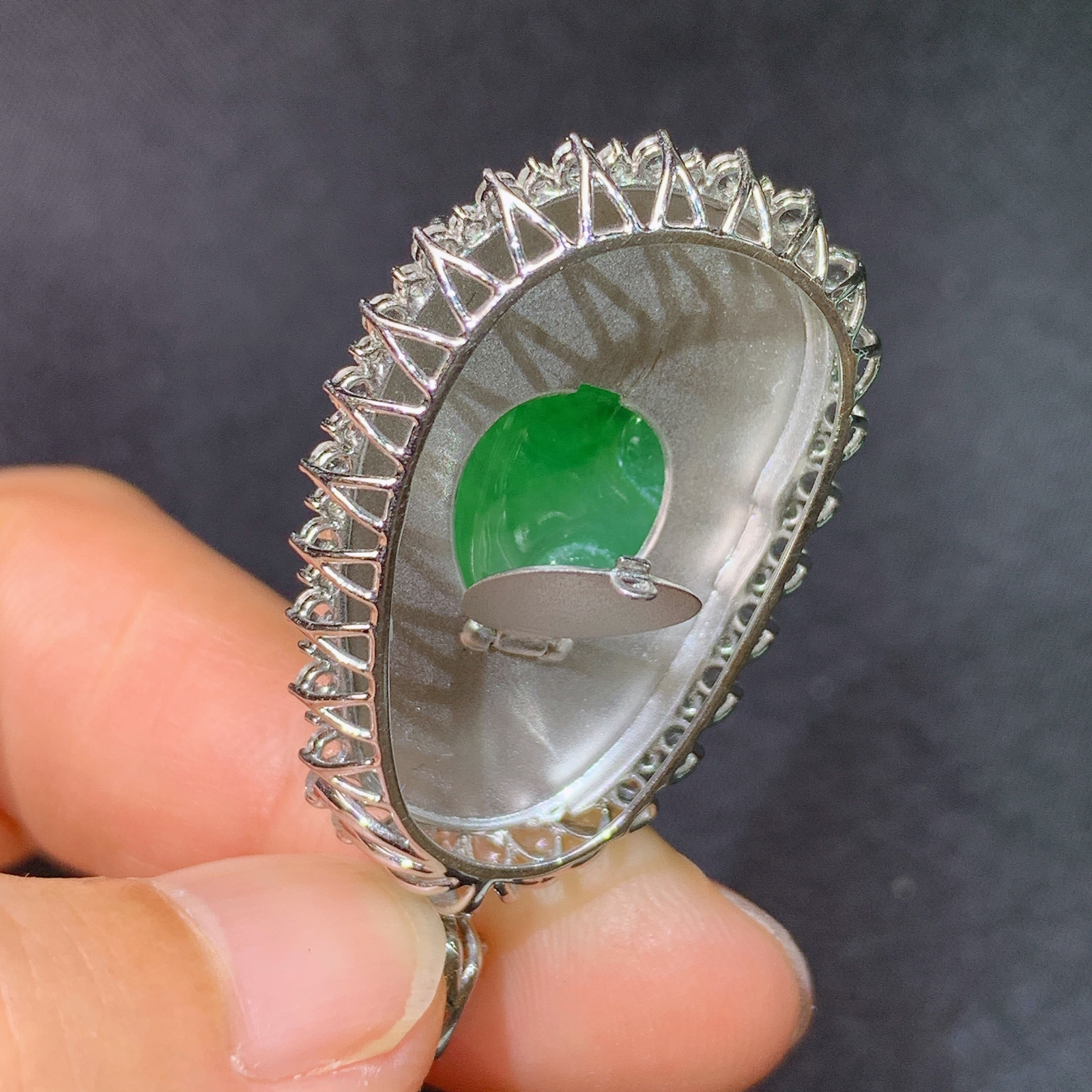 冰阳绿如意吊坠，18k金镶嵌，冰润色阳，玉质细腻，种水足，Cj 尺寸39*21.4*8.2