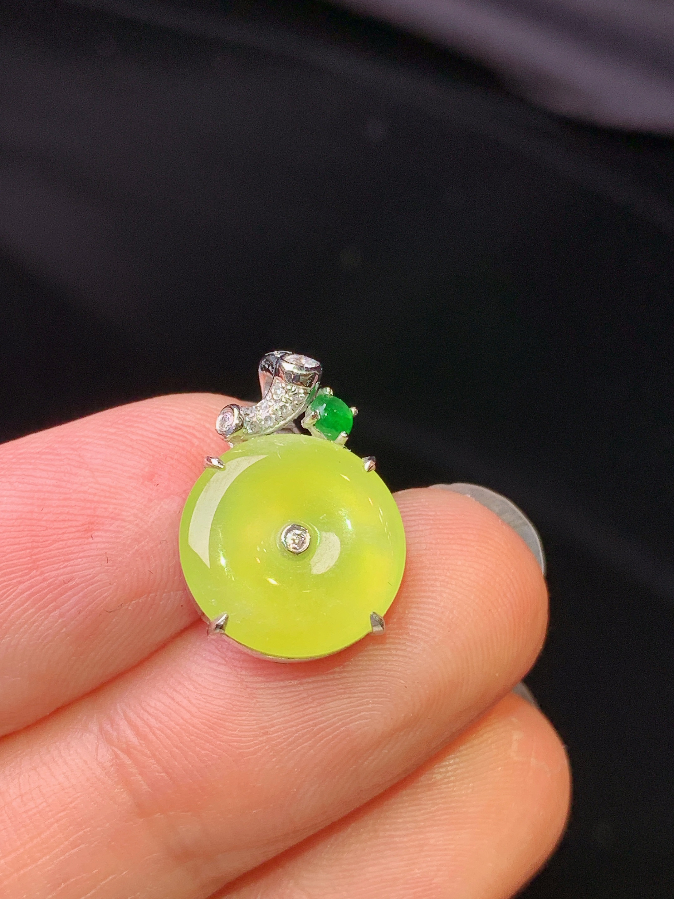 18k金钻镶嵌黄翡平安扣吊坠 玉质细腻 色泽艳丽清新 水润亮眼 整体尺寸16.5*11.6*5L3