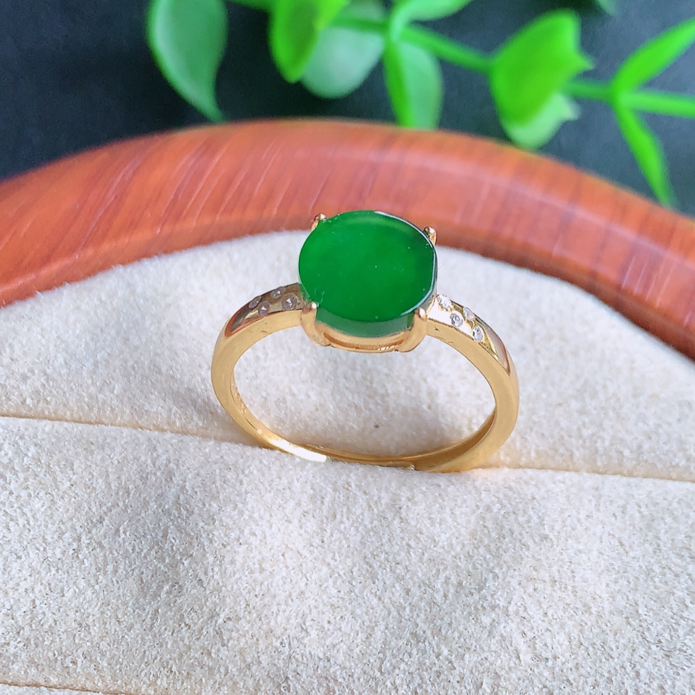 冰润满绿精美环形翡翠戒指  玉质细腻  冰清玉润  飘花灵动  颜色漂亮  W481.18   内径尺寸：17.5-8-4.6mm  裸石尺寸：8mm