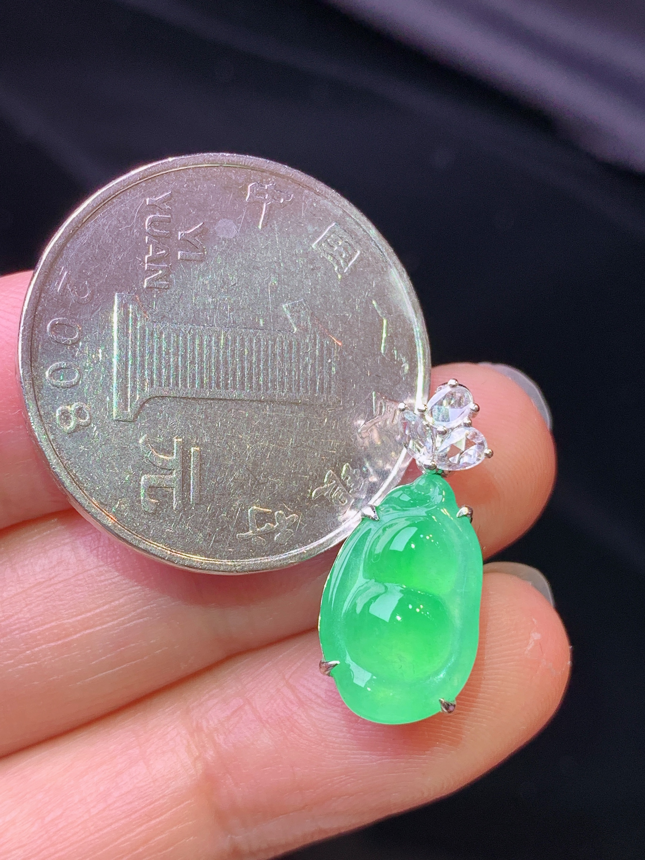 18k金钻镶嵌翠绿四季豆吊坠 玉质细腻 色泽艳丽清新 水润亮眼 整体尺寸20.2*9.2*8.2L3