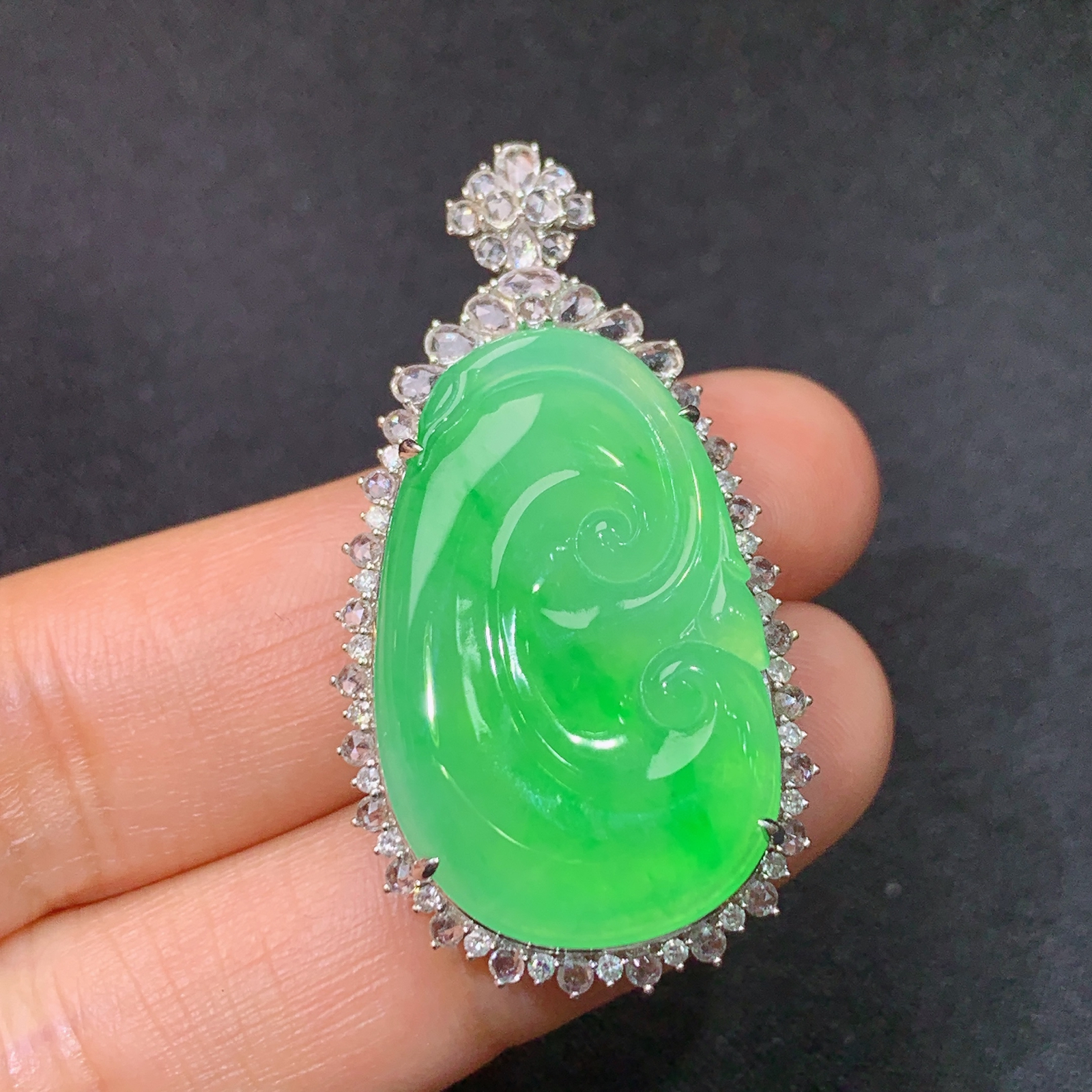 冰阳绿如意吊坠，18k金镶嵌，冰润色阳，玉质细腻，种水足，Cj 尺寸39*21.4*8.2