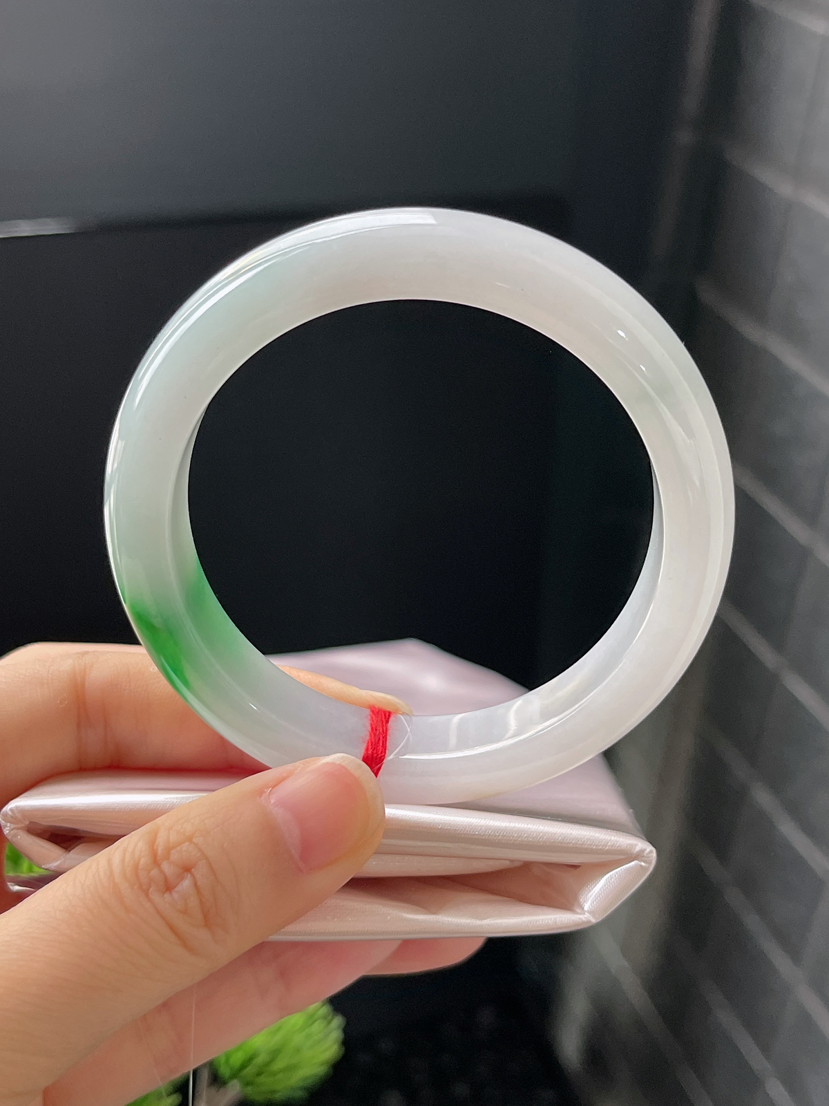 正圈55.5圈口，翡翠冰糯种飘绿手镯