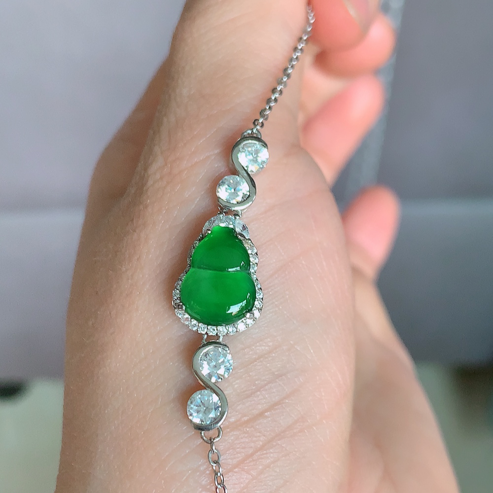冰透满绿翡翠925银镶嵌葫芦手链，自然光实拍，翠色灵动，颜色漂亮，种老水足，品相佳，佩戴佳品！W48