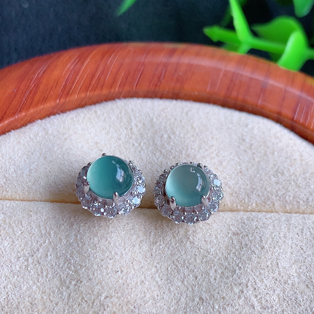 冰晴水翡翠925银镶嵌耳钉，自然光实拍，翠色灵动，颜色漂亮，种老水足，品相佳，佩戴佳品！W481.18  取一整体尺寸：9-8.5mm  裸石尺寸：6mm