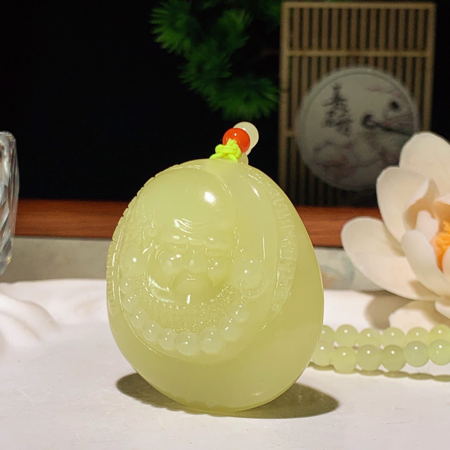 新疆若羌黄口料达摩挂件。尺寸43/40/14重62克 玉质细腻油润 底色纯净 脂粉好，品质好。lt260318