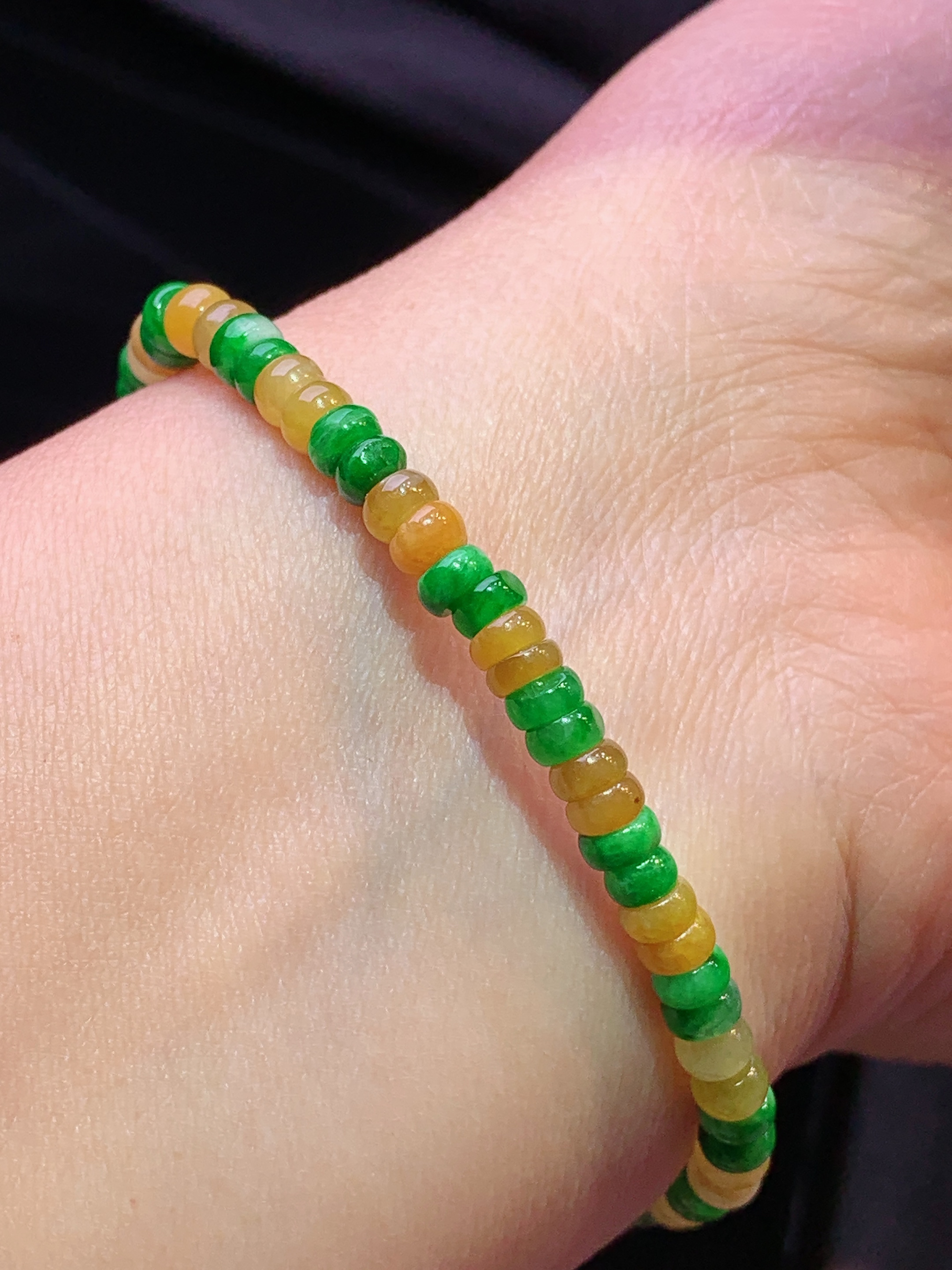 黄绿算盘珠手链 玉质细腻 色泽艳丽清新 水润亮眼 整体尺寸4.5*3w1