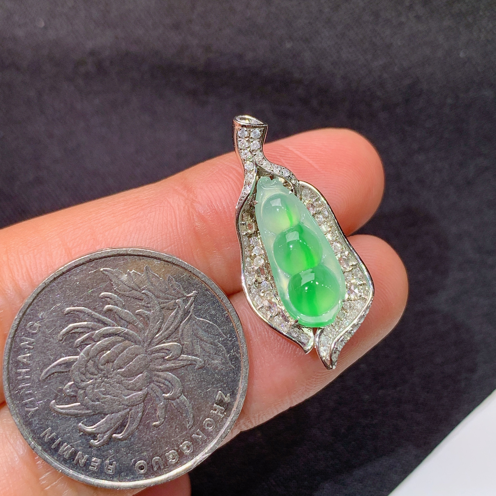 冰阳绿福豆吊坠，18k金镶嵌，冰润色阳，玉质细腻，种水足，Aq 尺寸27*12.5*6