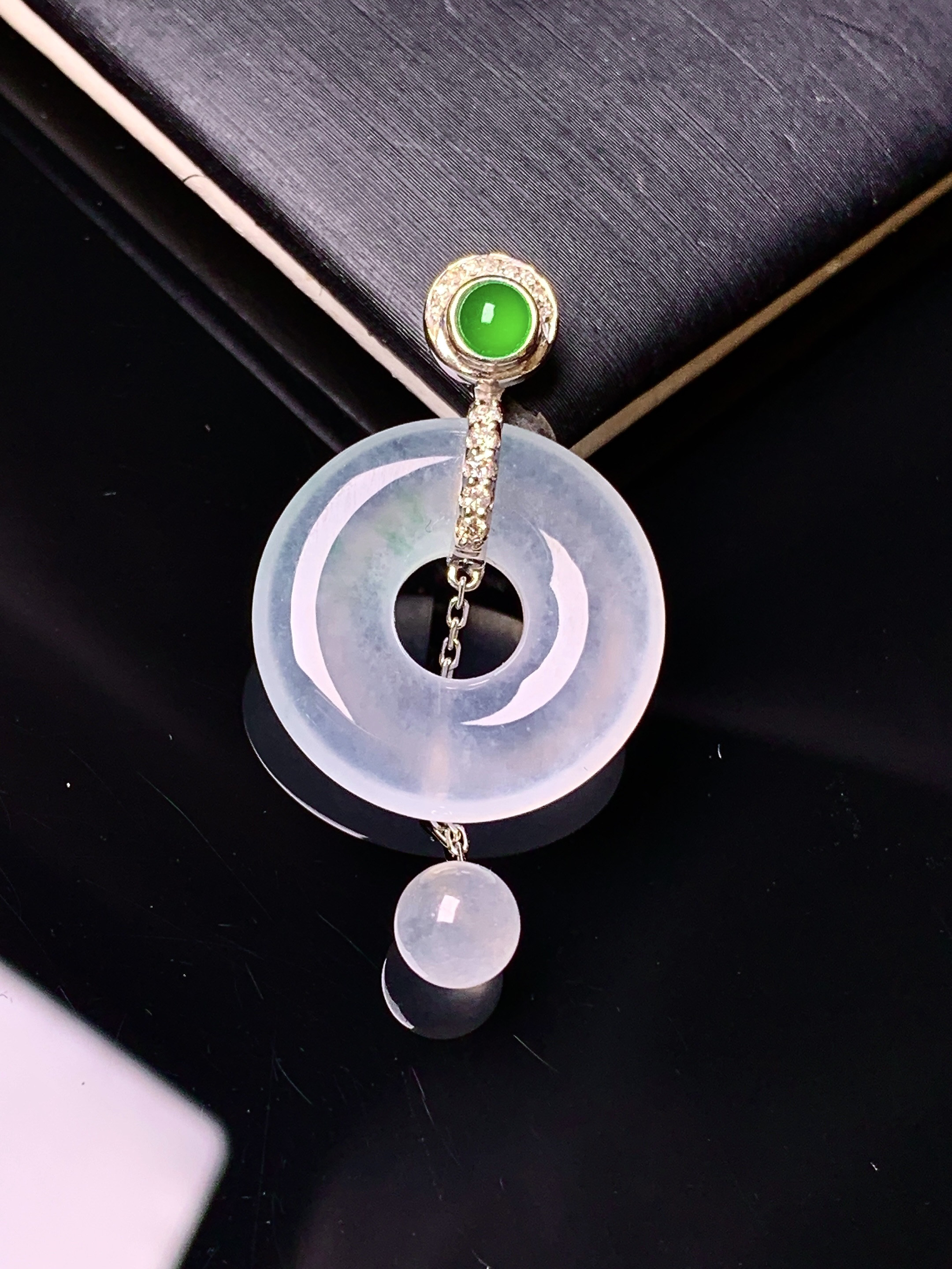 18k金钻镶嵌冰种平安扣吊坠 玉质细腻 色泽艳丽清新 水润亮眼 整体尺寸27*19.2*3.5L3