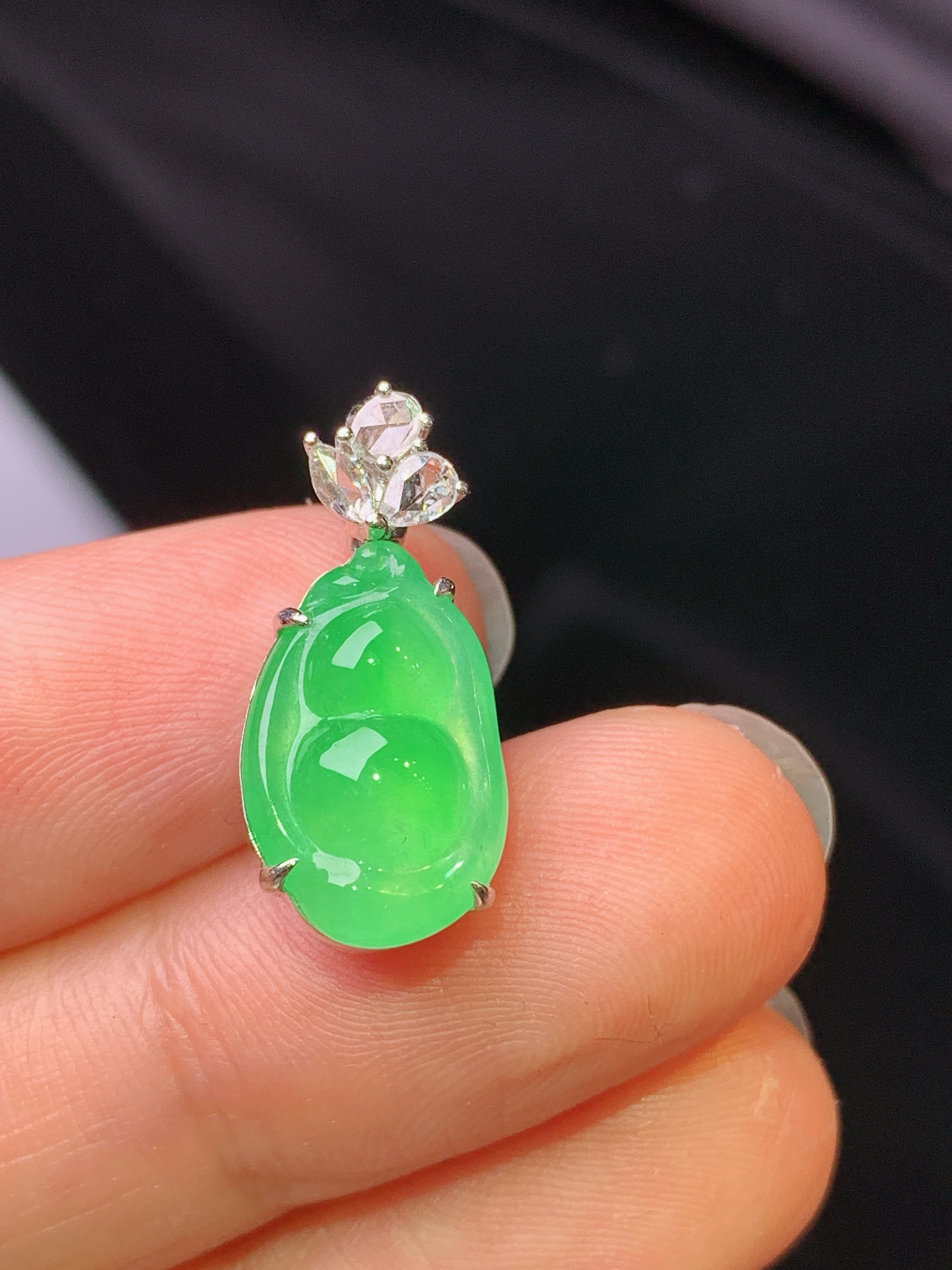 18k金钻镶嵌翠绿四季豆吊坠 玉质细腻 色泽艳丽清新 水润亮眼 整体尺寸20.2*9.2*8.2L3