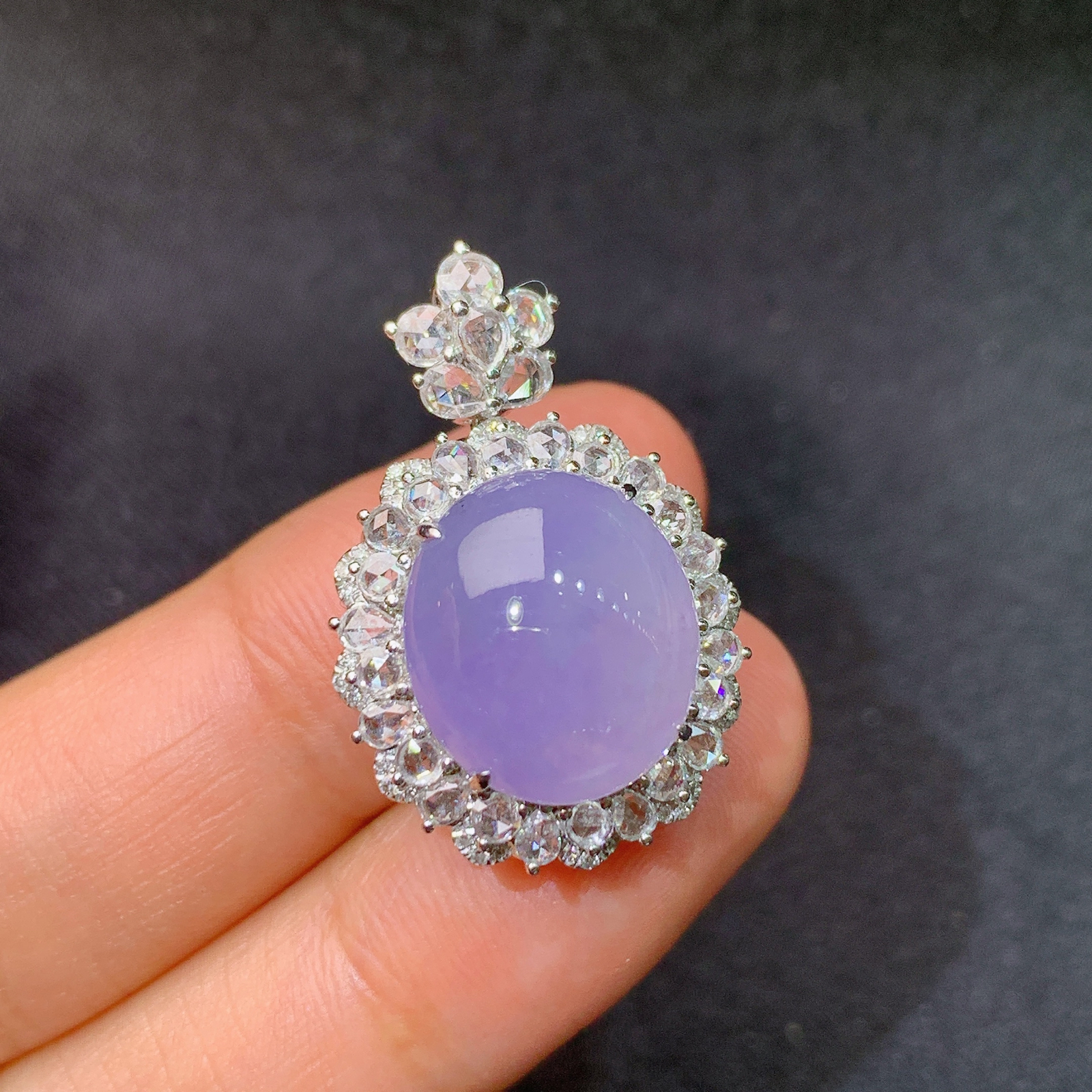 冰紫罗兰蛋面吊坠，18k金镶嵌，温润细腻，颜色鲜艳，Kf 尺寸27.3*17.9*14.2