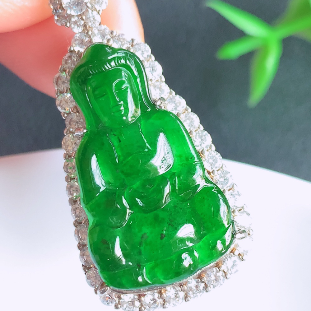 冰润精雕满绿观音吊坠，法相端庄大气，工艺精湛，种色浓郁，细腻饱满冰润，种老水足，收藏佳品，佩戴大气  W481.18   整体尺寸：35-17.8-8.5mm   裸石尺寸：24-14.8mm