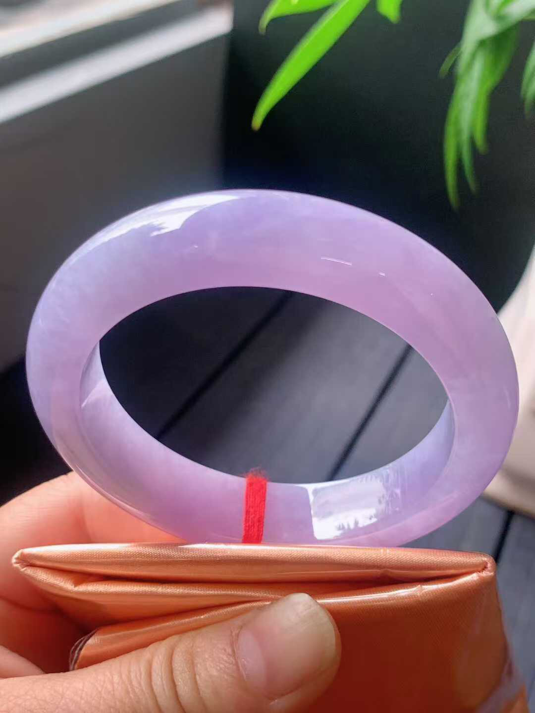 【翡翠名称】老种冰紫罗兰53.8正圈口手镯
【翡翠尺寸】53.8/13/9.3mm适合53-55正圈口佩戴
【翡翠描述】宝贝种老水足，玉质细腻，色泽靓丽，性价比高，佩戴效果好！
【其它赠送】权威证书/精美挂绳盒子/支持全国复检