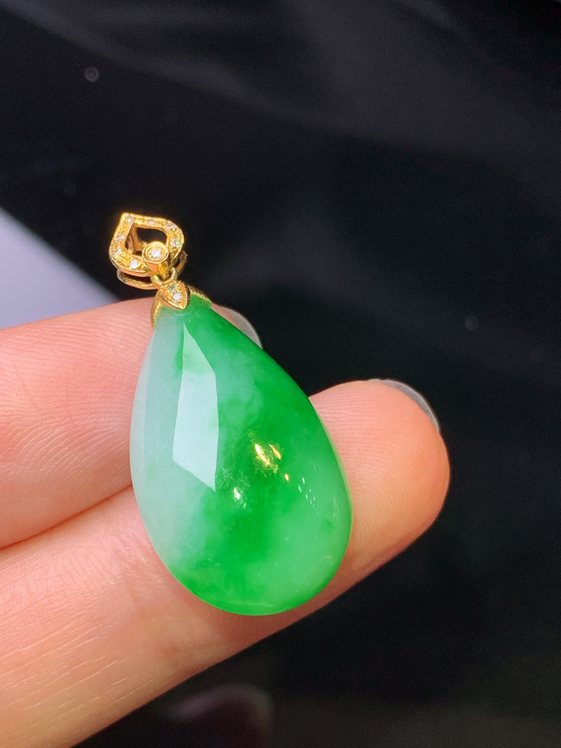 18k金钻镶嵌翠绿水滴吊坠 玉质细腻 色泽艳丽清新 水润亮眼 整体尺寸30*14.2*8.2x1