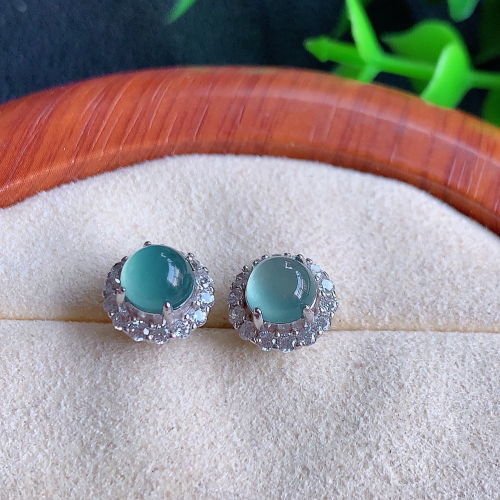 冰晴水翡翠925银镶嵌耳钉，自然光实拍，翠色灵动，颜色漂亮，种老水足，品相佳，佩戴佳品！W481.1