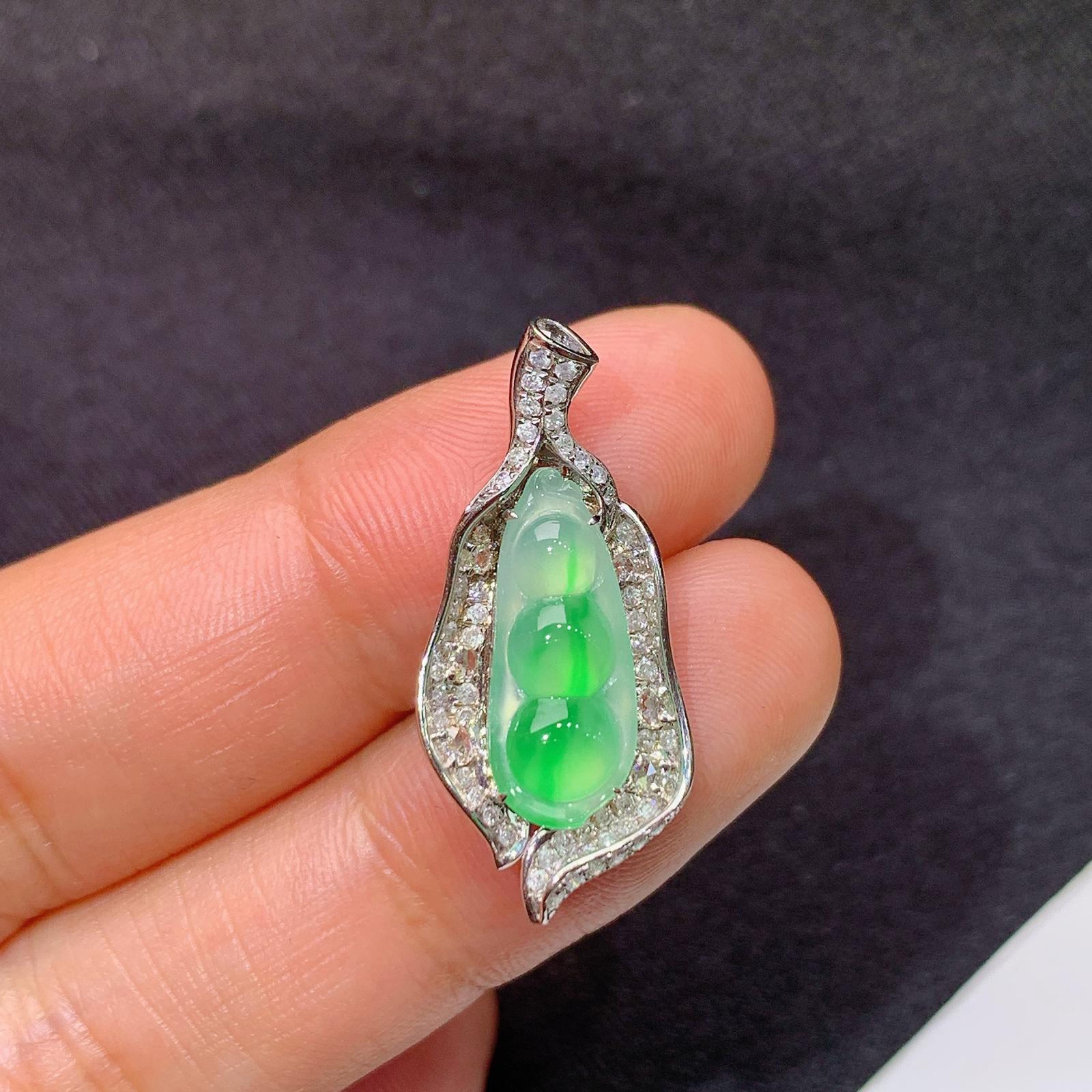 冰阳绿福豆吊坠，18k金镶嵌，冰润色阳，玉质细腻，种水足，Aq 尺寸27*12.5*6