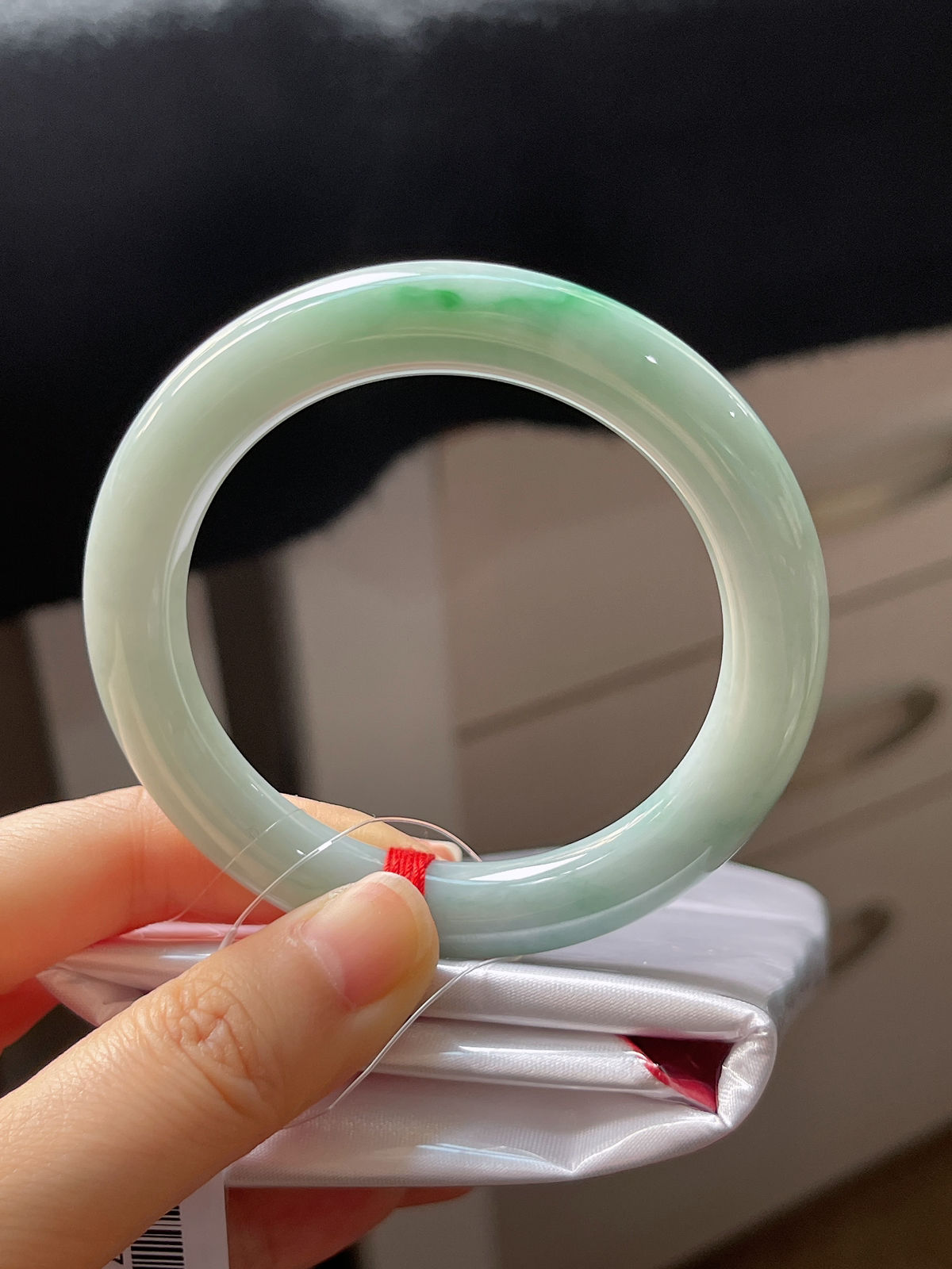 圆镯53.5圈口，翡翠糯化种淡绿色手镯