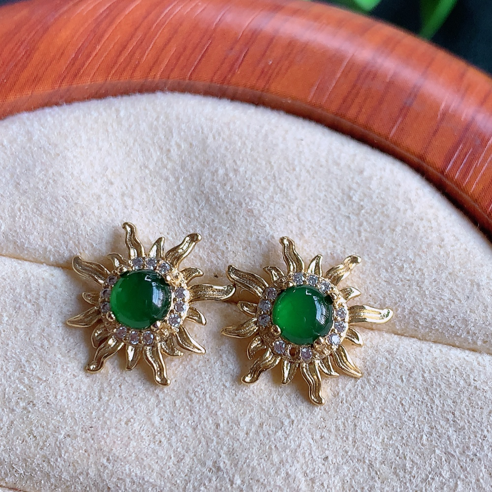 冰润满绿翡翠925银镶嵌耳钉，自然光实拍，翠色灵动，颜色漂亮，种老水足，品相佳，佩戴佳品！W481.18  取一整体尺寸：14-3.8mm  裸石尺寸：4.8mm