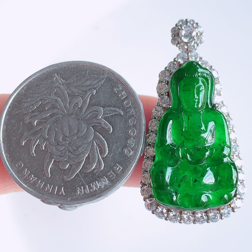 冰润精雕满绿观音吊坠，法相端庄大气，工艺精湛，种色浓郁，细腻饱满冰润，种老水足，收藏佳品，佩戴大气  W481.18   整体尺寸：35-17.8-8.5mm   裸石尺寸：24-14.8mm