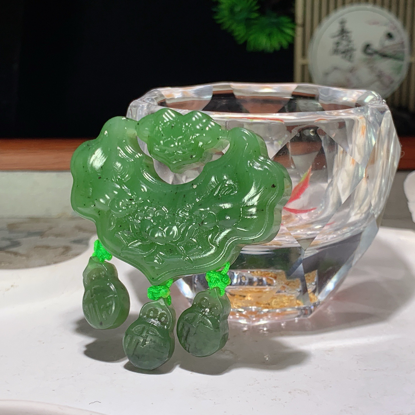 和田玉阳绿俄罗斯碧玉花开富贵如意锁挂件 尺寸35/47/10重28克。玉质细腻油润。手推出油。佩戴高端典雅。lt260318