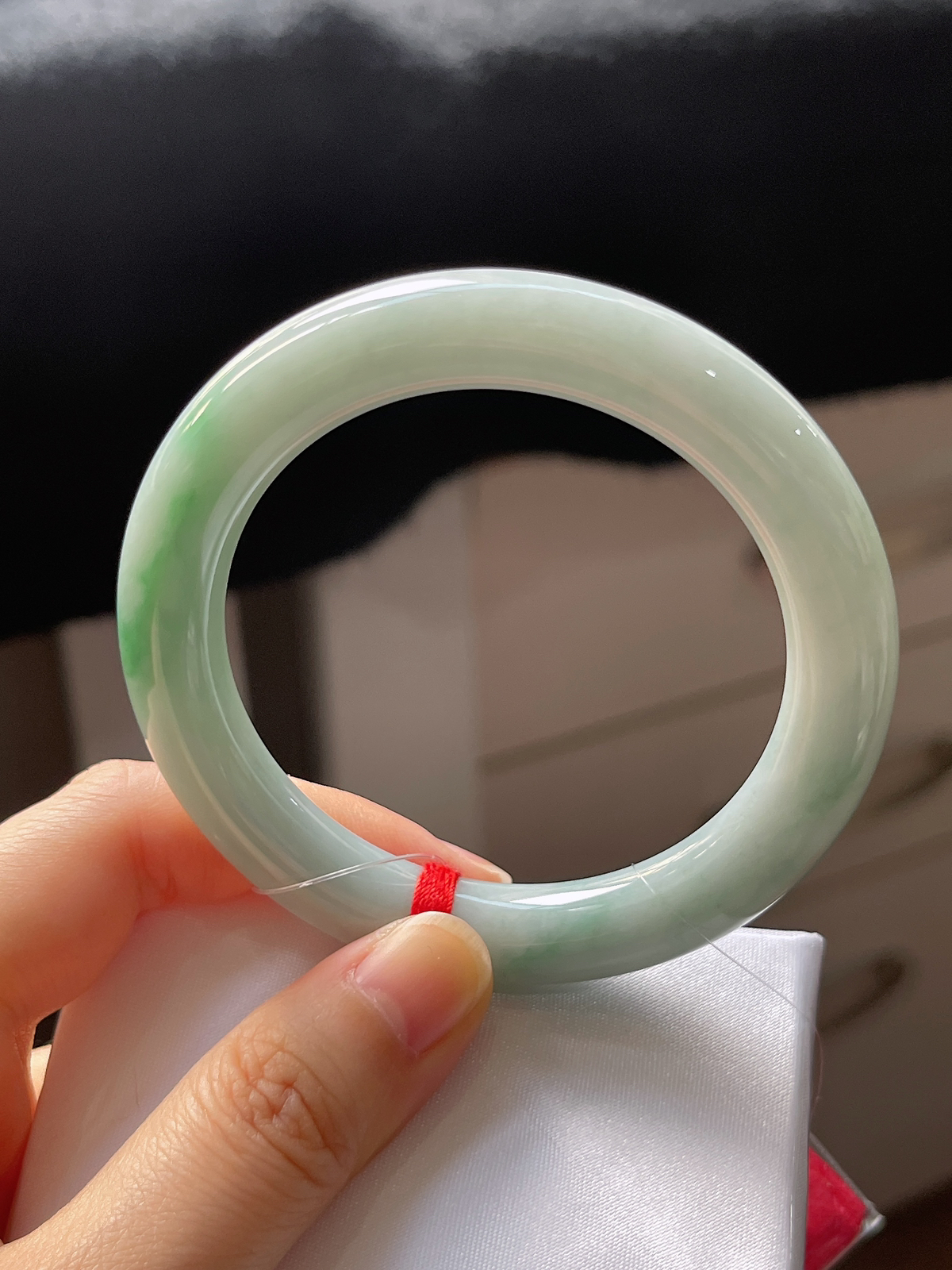 圆镯53.5圈口，翡翠糯化种淡绿色手镯