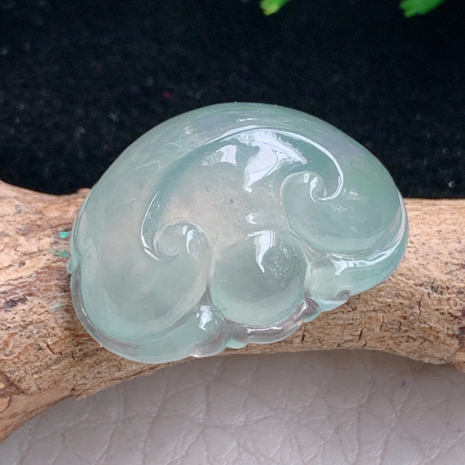 lz实拍16.5*22*8.5缅甸天然翡翠a货精雕冰晴饱满如意头玉吊坠 玉挂件