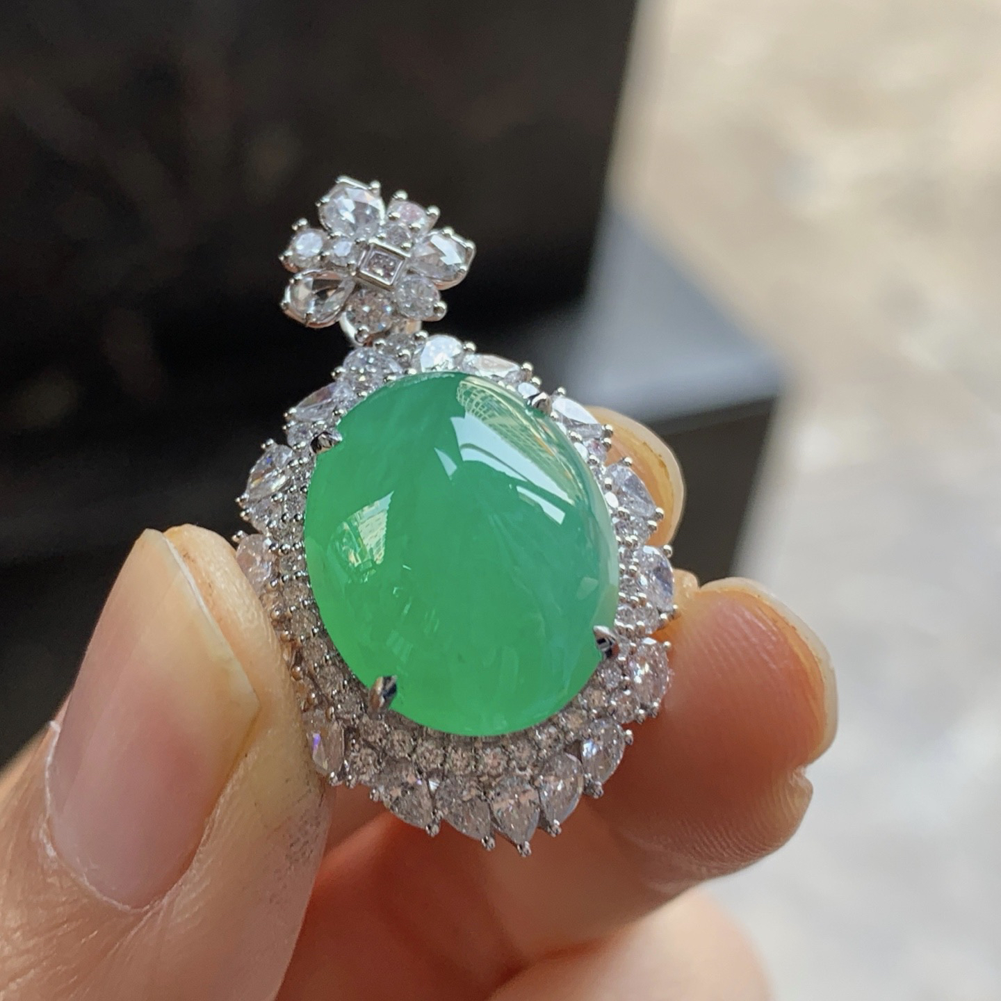 金钻镶嵌阳绿色吊坠^_^色阳 饱满 尺寸31.8-19.3-15.5mm 15.7-12.7-7.5mm