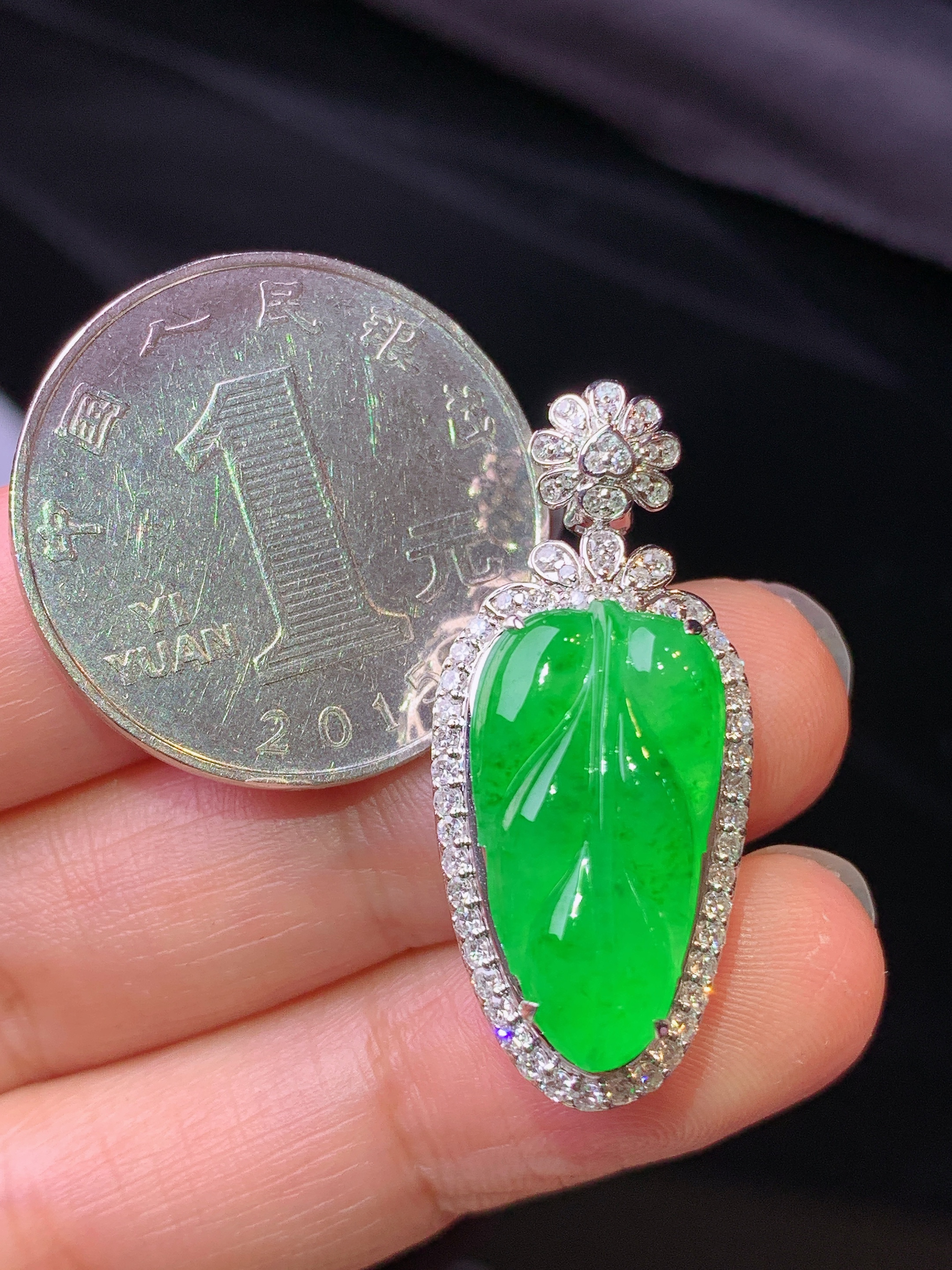 18k金钻镶嵌翠绿树叶吊坠 玉质细腻 色泽艳丽清新 水润亮眼 整体尺寸32.3*14.2*9h1