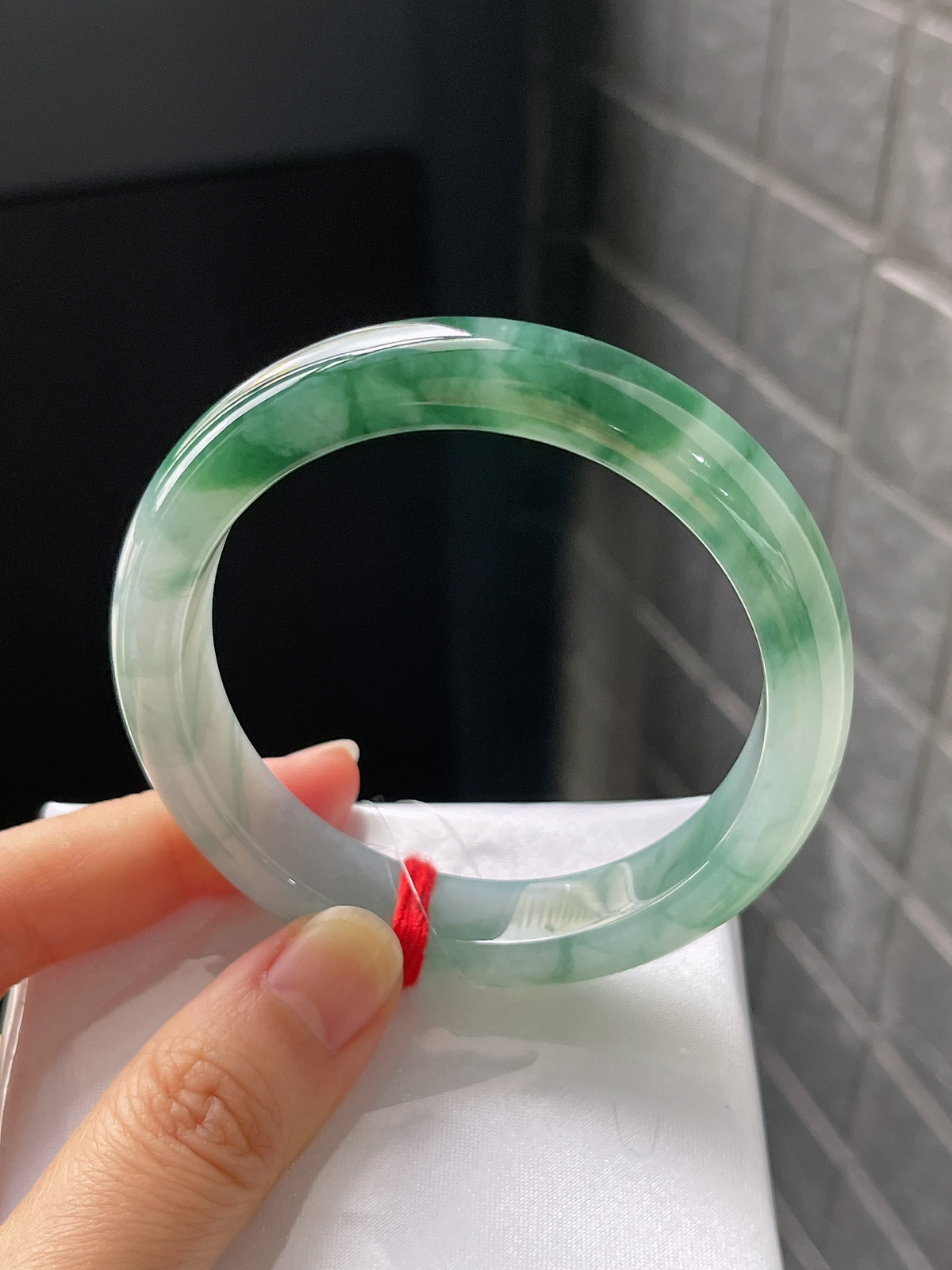 正圈54圈口，翡翠冰糯种飘绿手镯