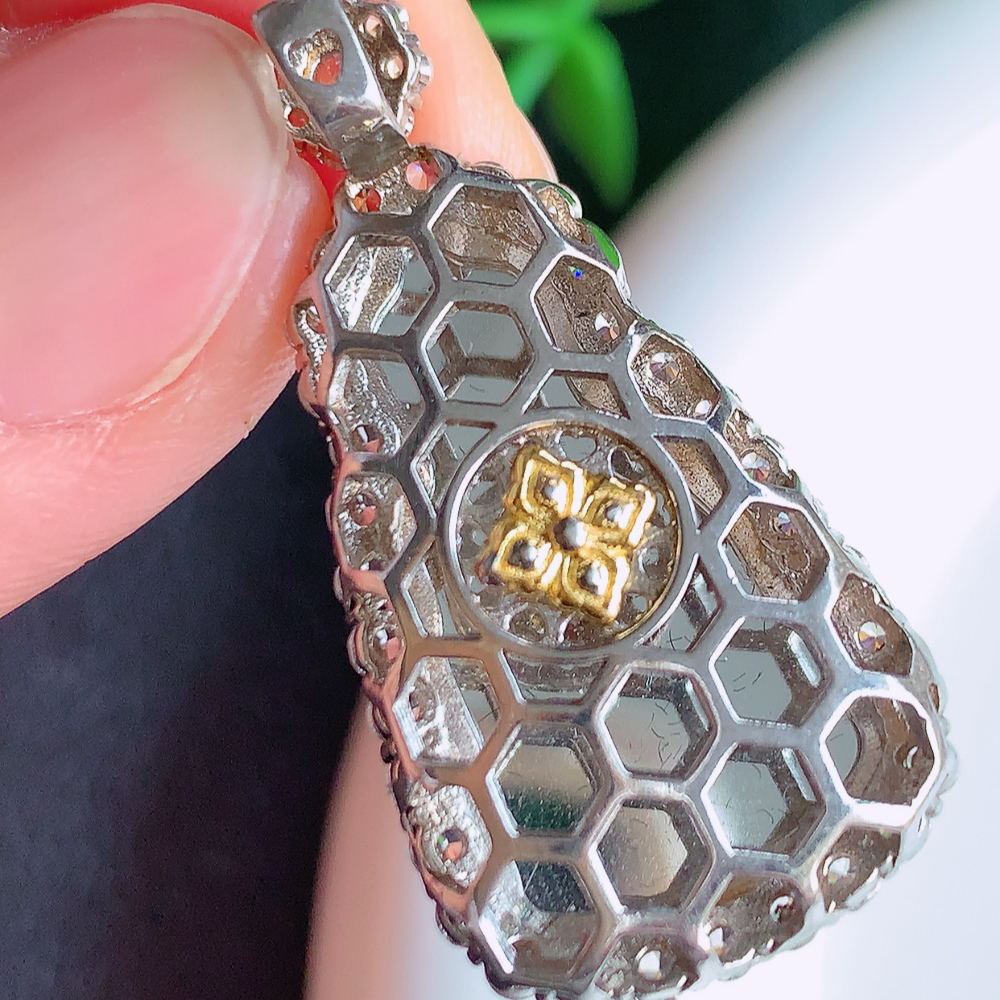 冰润精雕满绿观音吊坠，法相端庄大气，工艺精湛，种色浓郁，细腻饱满冰润，种老水足，收藏佳品，佩戴大气  W481.18   整体尺寸：35-17.8-8.5mm   裸石尺寸：24-14.8mm