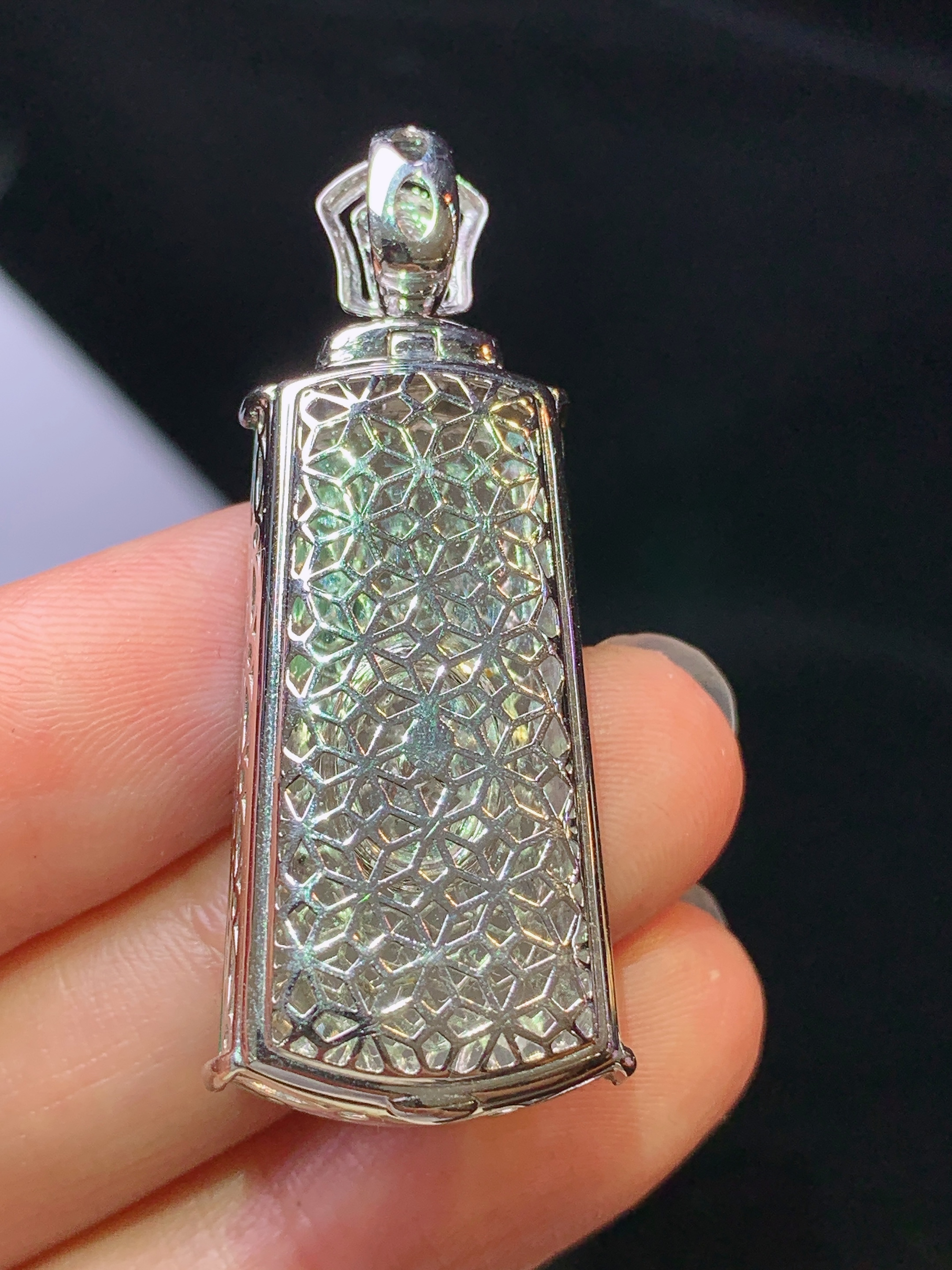 18k金钻镶嵌翠绿无事牌吊坠 玉质细腻 色泽艳丽清新 水润亮眼 整体尺寸42.8*15.8*7.3t4