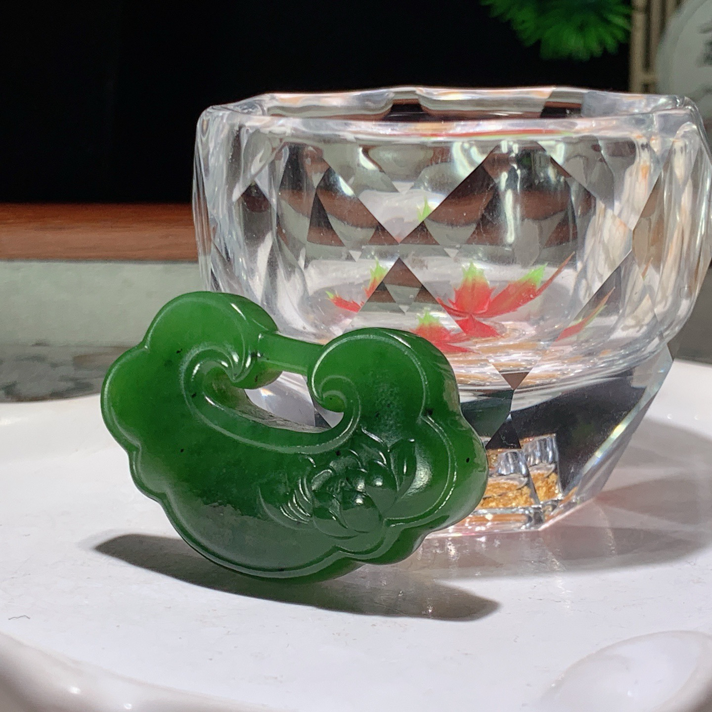 和田玉菠菜绿俄罗斯碧玉花开富贵如意锁挂件 尺寸29/47/11重23克。玉质细腻油润。手推出油。佩戴