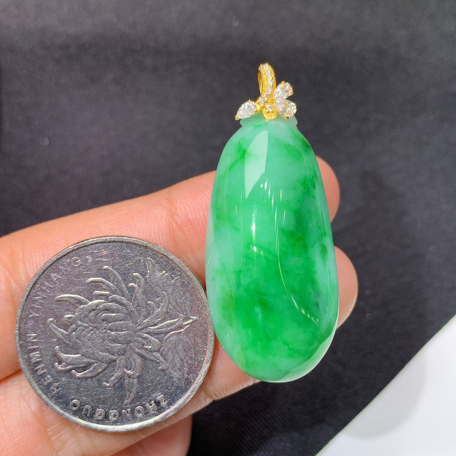冰飘绿福瓜吊坠，18k金镶嵌，冰润细腻，种水足，J34 尺寸38.5*15.8*11.5